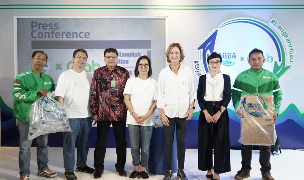 Danone-Aqua dan Grab mengajak masyarakat untuk mengelola sampah demi kelestarian lingkungan. 