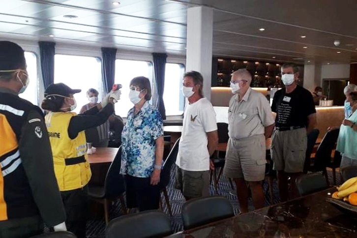 Pemeriksaan penumpang dan kru kapal pesiar dari Australia, MV Coral Adventure, Sabtu (29/2).