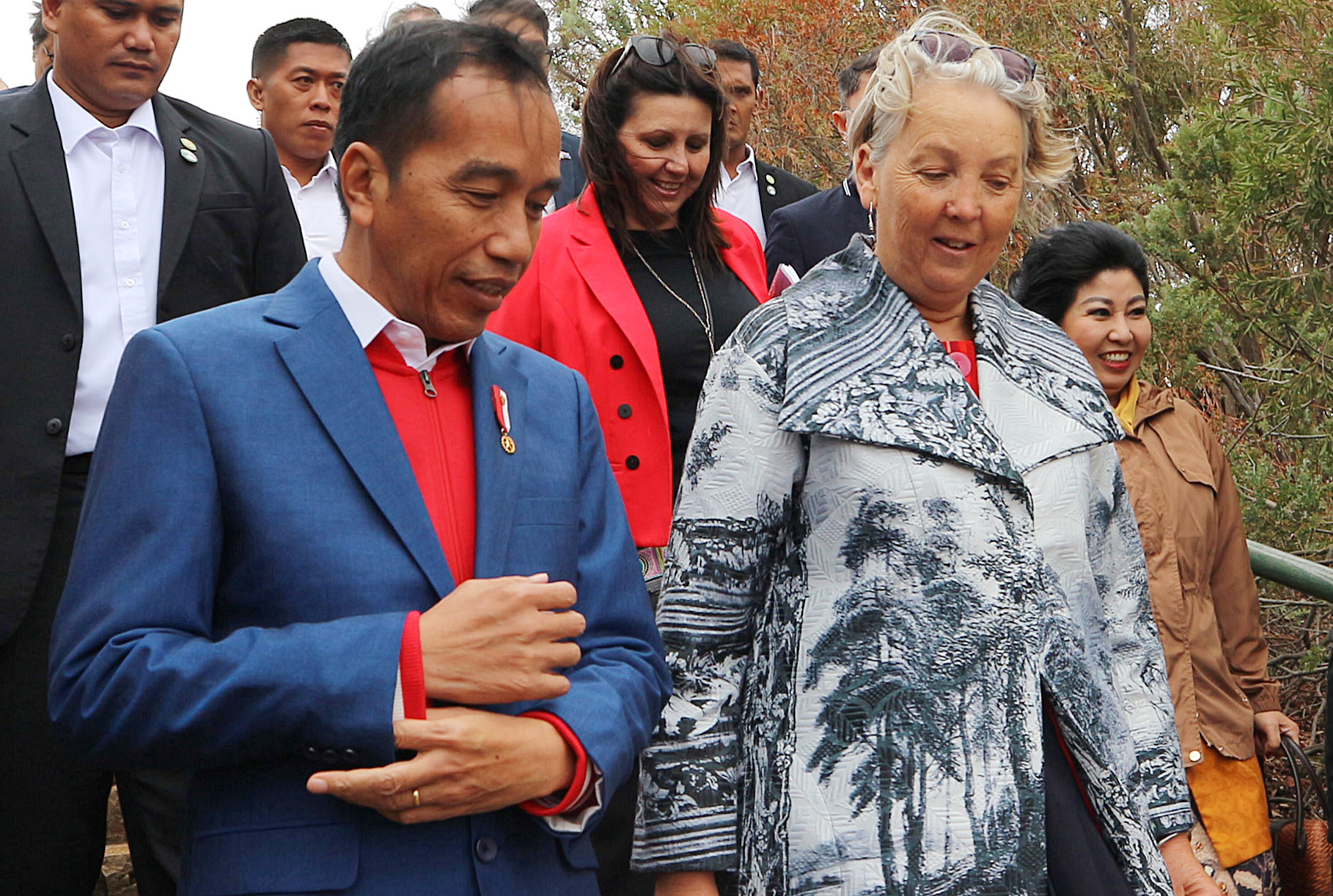 Presiden Joko Widodo (kedua kiri) bersama Chief Executive National Capital Authority Canberra Sally Barnes (kedua kanan).