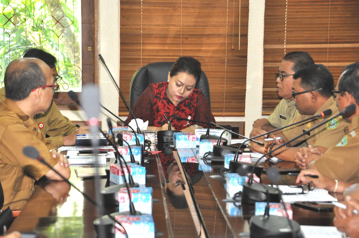Bupati Tabanan, Ni Putu Eka Wiryastuti (tengah) saat memimpin rapat dengan jajarannya, Senin (16/3).