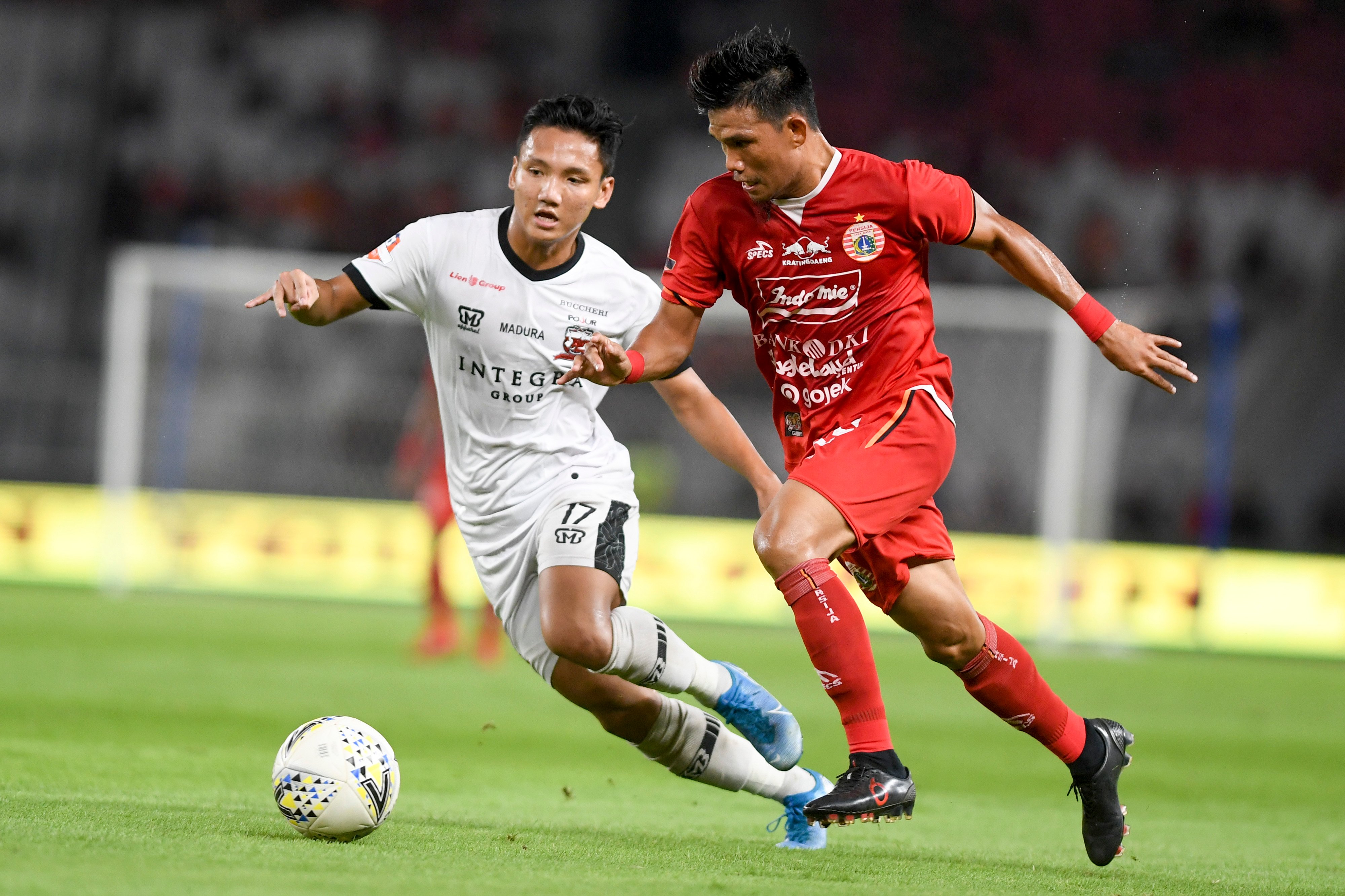 Pemain Persija Sandi Sute (kanan)