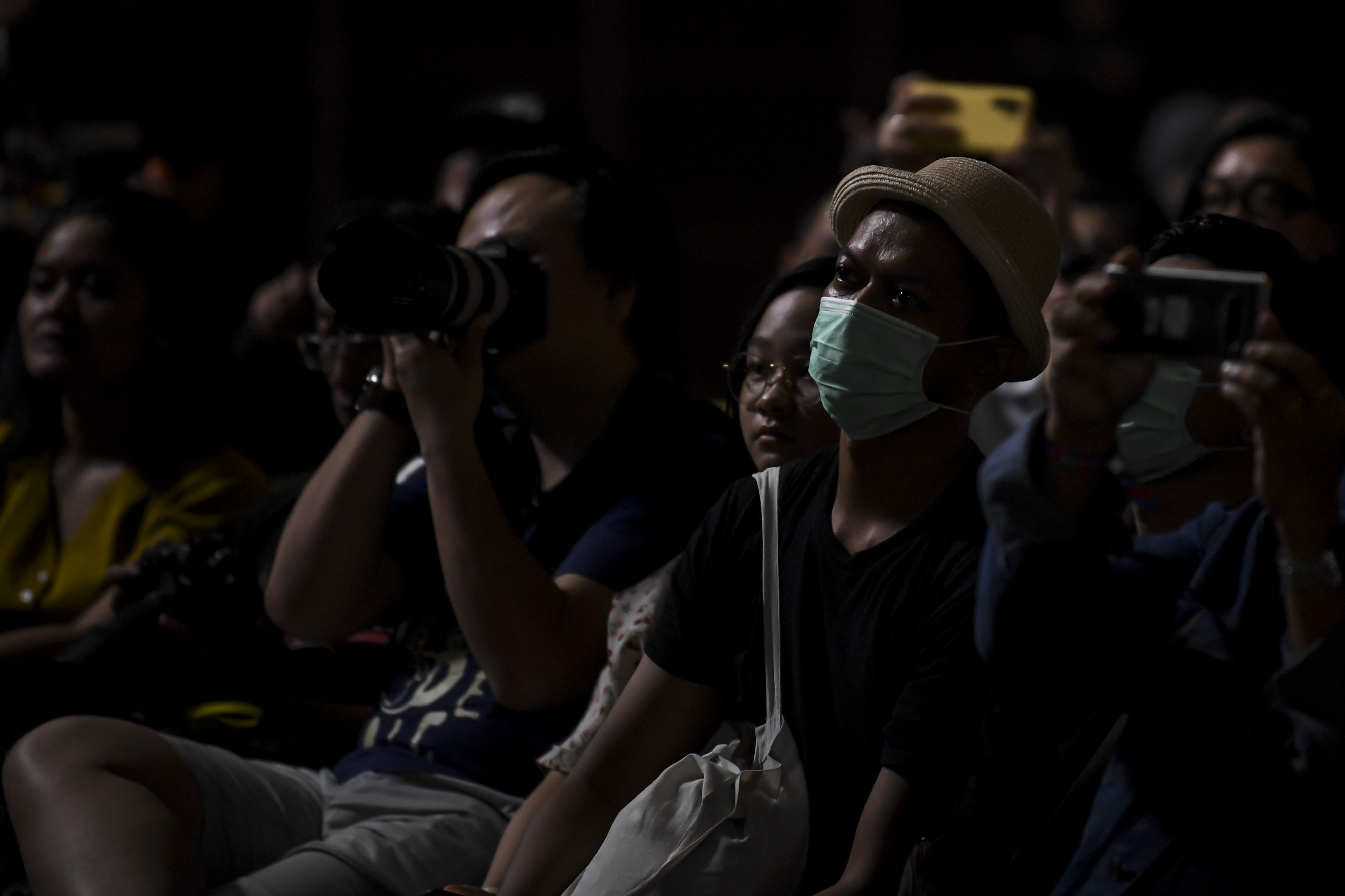Penonton Jakarta International Java Jazz Festival 2020 menggunakan masker di Jakarta, Jumat (28/2), lantaran merebaknya virus korona.