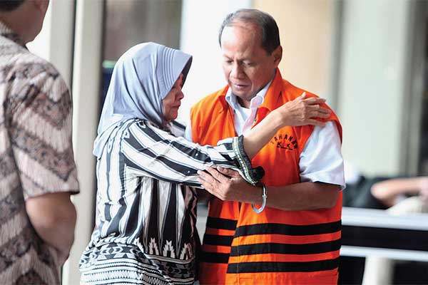 Tersangka penyuap Bupati nonaktif Sidoarjo Saiful Ilah, Totok Sumedi, dipeluk keluarga di Gedung KPK di Jakarta, kemarin