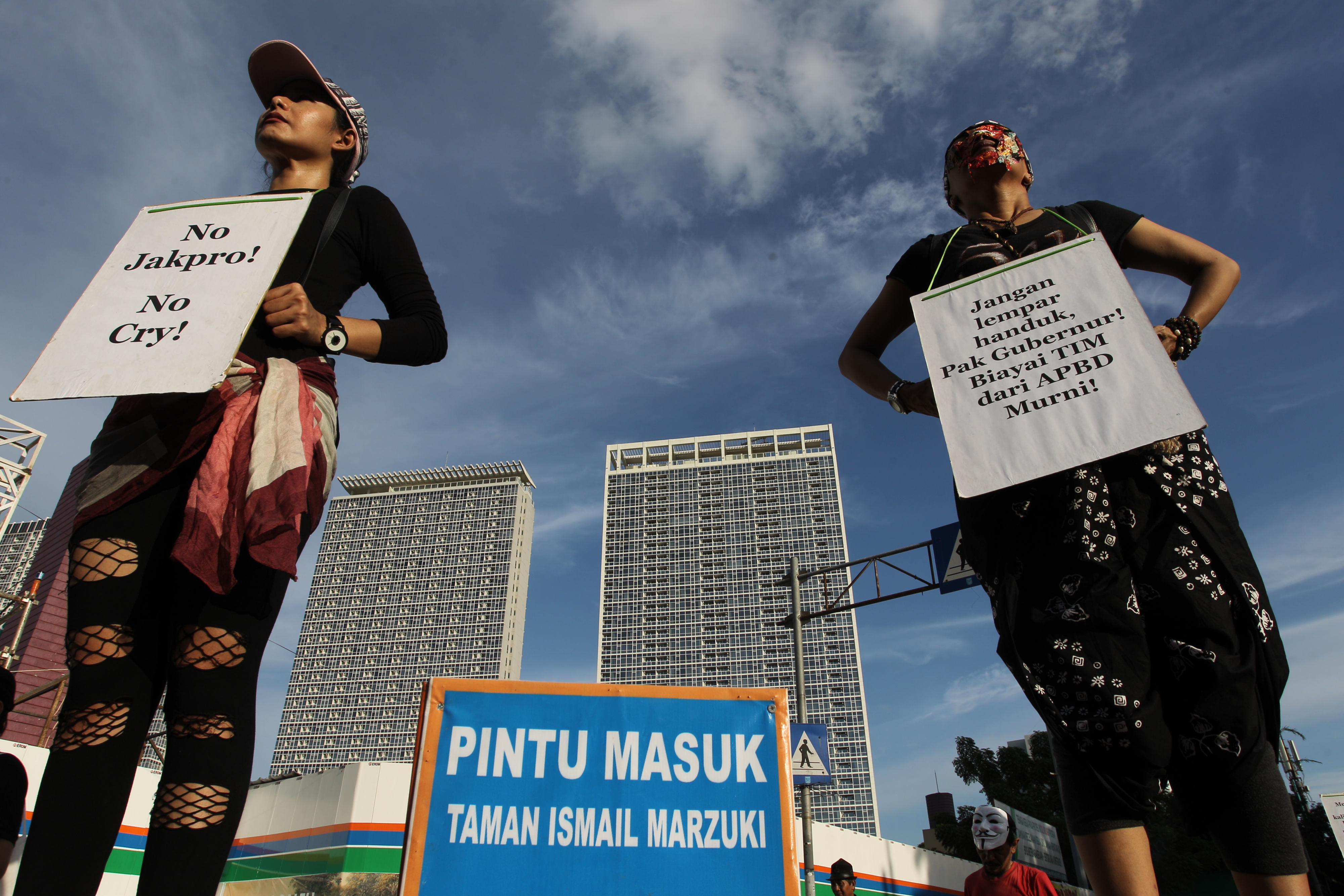  Massa yang tergabung dalam Forum Seniman Peduli TIM melakukan aksi diam di atas tiang depan Taman Ismail Marzuki.
