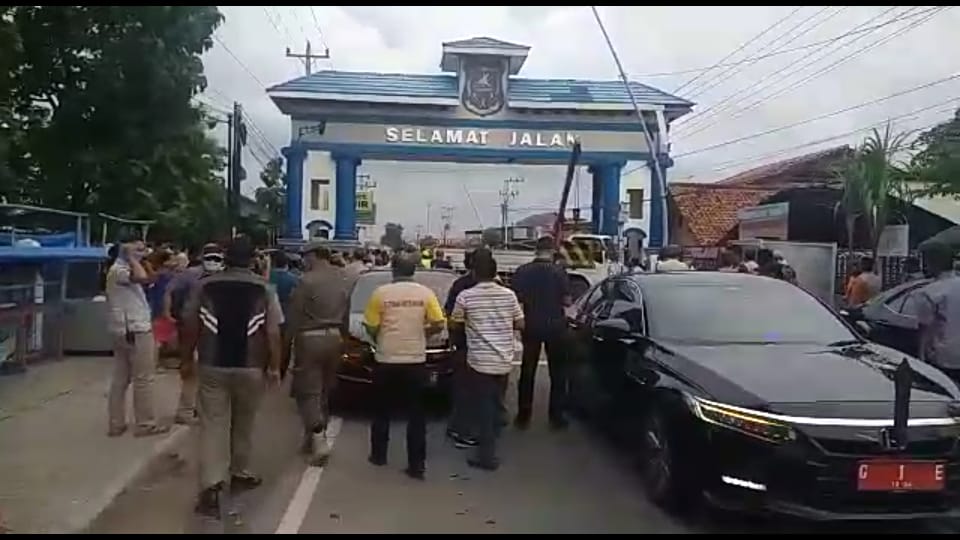Warga berkerumun menyaksikan penutupan pintu keluar Kota Tegal dengan beton atas perintah Wali Kota Tegal, Minggu (29/3/2020). 