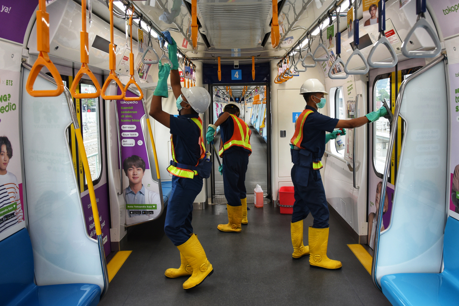 MRT dibersihkan secara rutin.