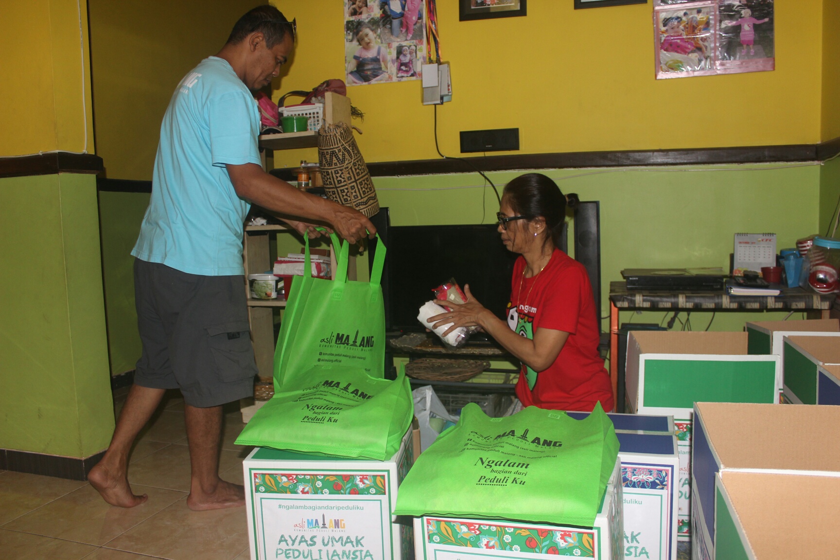 Tri Wahyoeni Achyar,Â pegiat sosial populer wargaÂ Kelurahan Lesanpuro Gang 1 No. 47 RT01/RW03 Kota Malang
