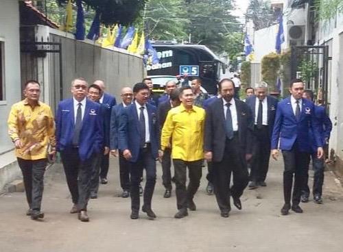Wakil Ketua Komisi III DPR RI Ahmad Sahroni mendampingi Surya Paloh saat pertemuan ke DPP Partai Golkar, Senin (9/3).