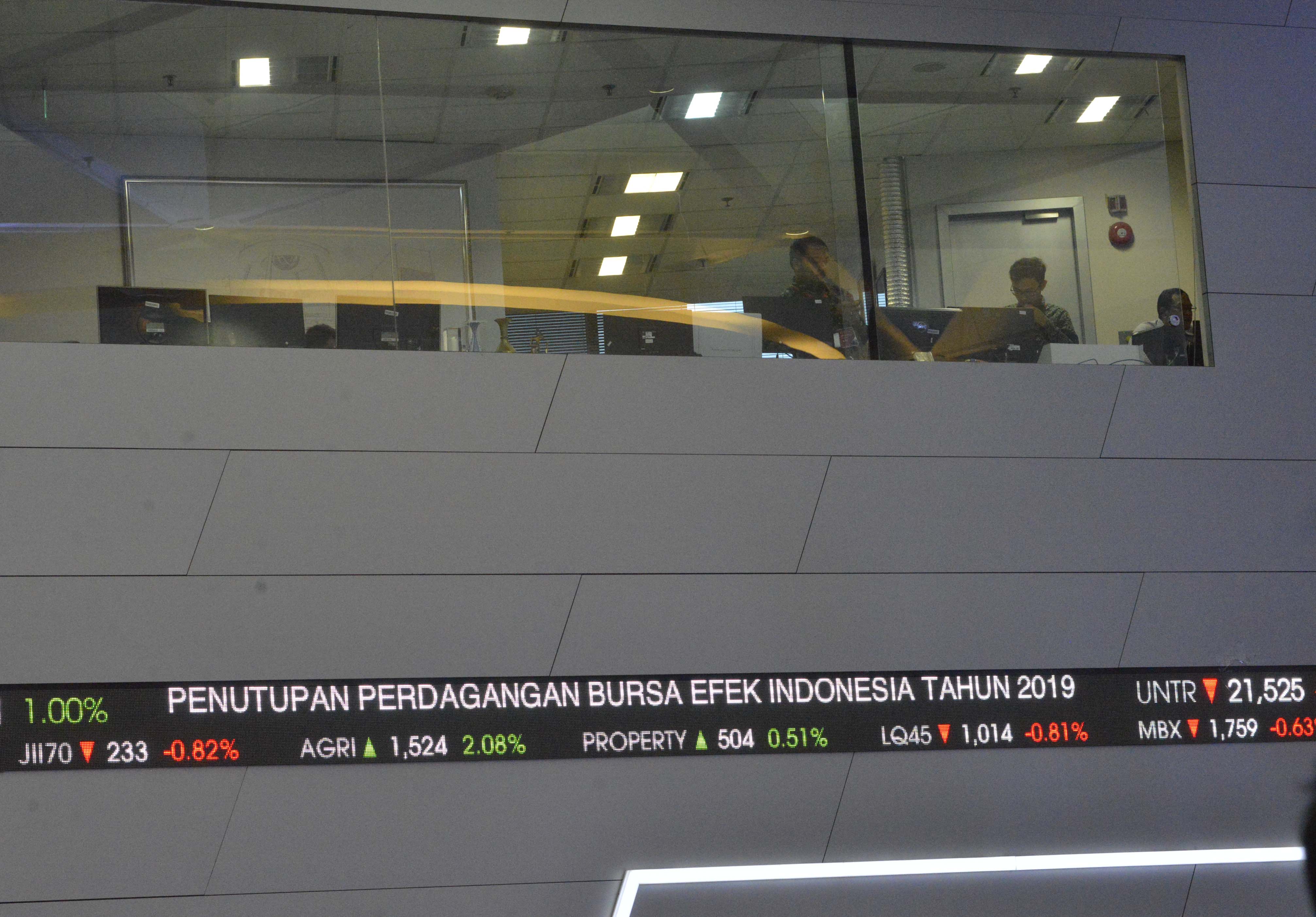 Suasana penutupan perdagangan pasar modal seiring dengan berakhirnya 2019 di Bursa Efek Indonesia BEI), Jakarta, Senin (30/12).
