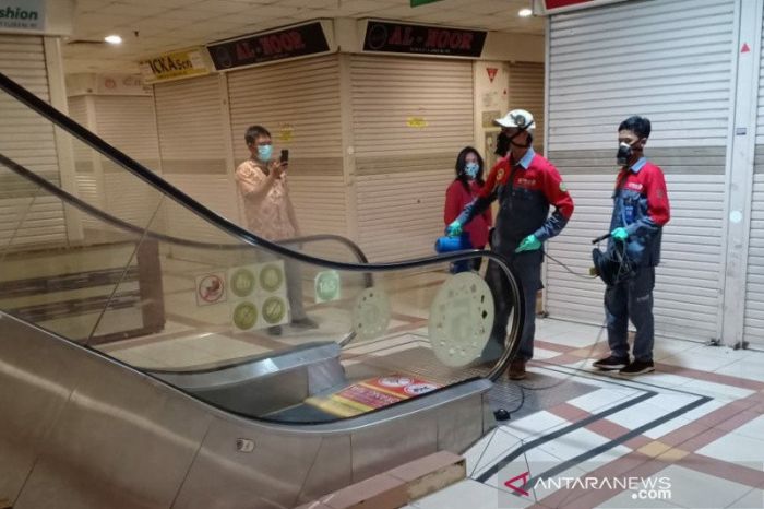 Pasar Tanah Abang disemprot disinfektan. 