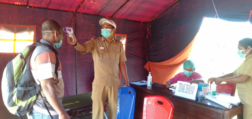 Petugas Kesehatan Flores Timur mengecek suhu badan pengunjung di RSUD Larantuka, Rabu (25/3/2020)