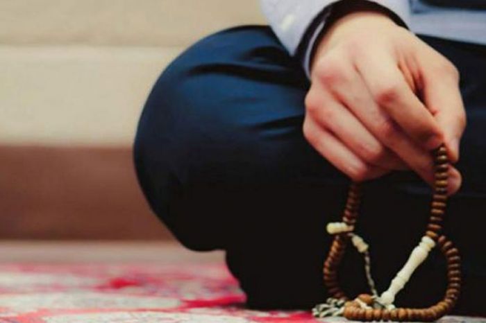 Berzikir dan memohon doa agar virus korona hilang dari Indonesia.