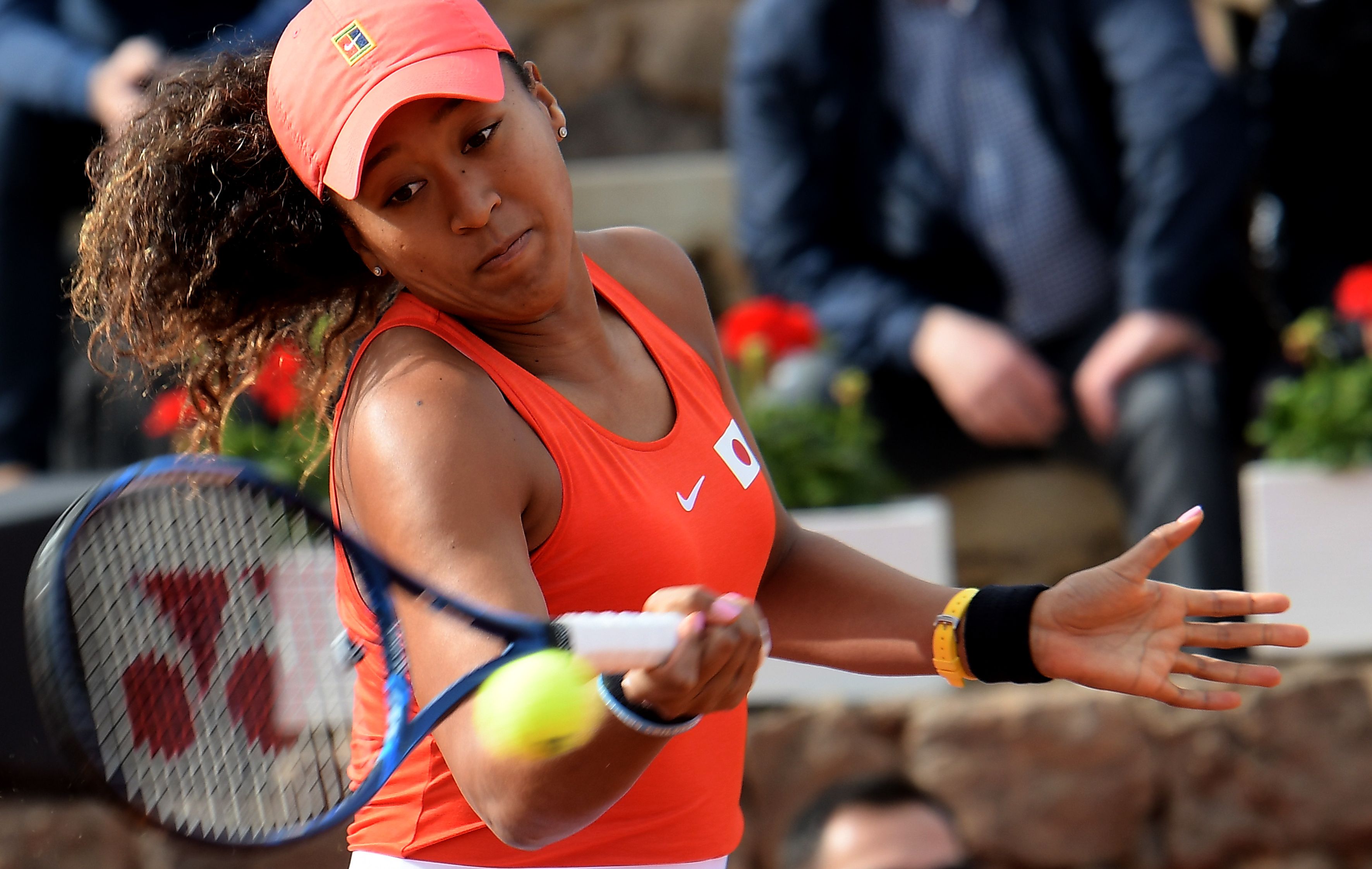 Petenis asal Jepang, Naomi Osaka, mengembalikan bola ke arah lawan.