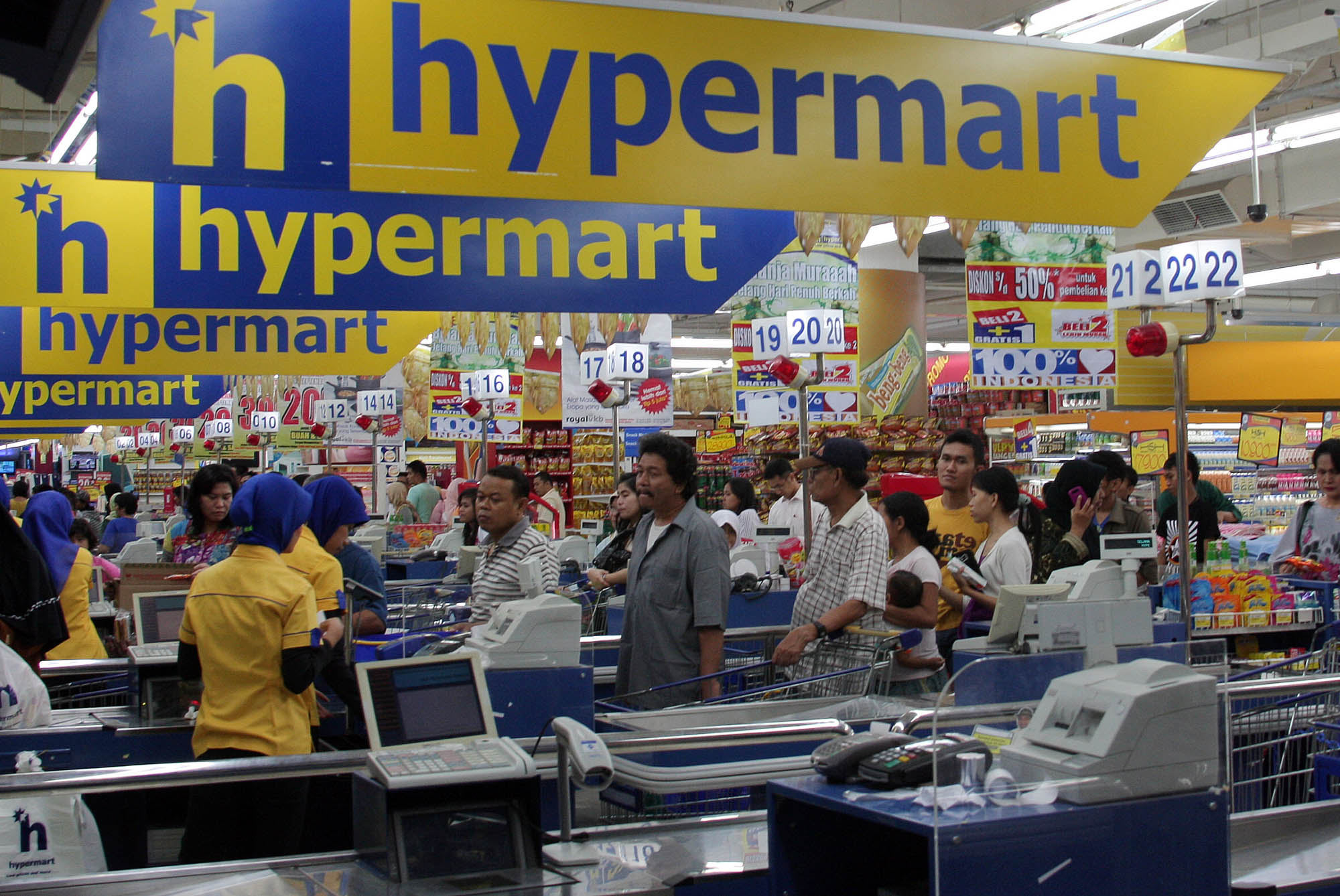 Puluhan pengunjung pasar swalayan tengah mengantri di depan kasir untuk membayar pembelian barang belanjaan di sebuah Pasar Sawalayan.