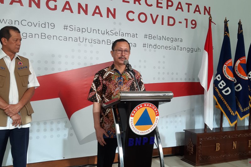 Ketua Komnas HAM Ahmad Taufan Damanik berbicara dalam Konferensi Pers bersama Gugus Tugas Percepatan Penanganan COVID-19