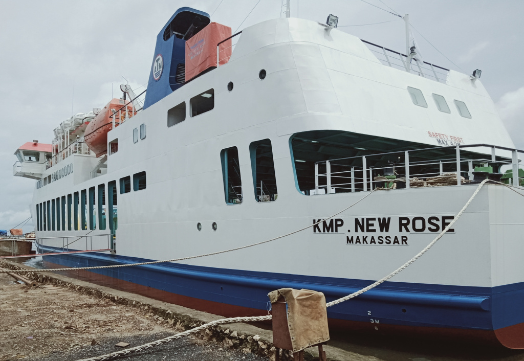  Kapal feri buatan lokal  milik pengusaha lokal Baso Buniyamin, yaitu KMP New Rose, di Galangan Kapal PT Afta Trans Mandiri. 