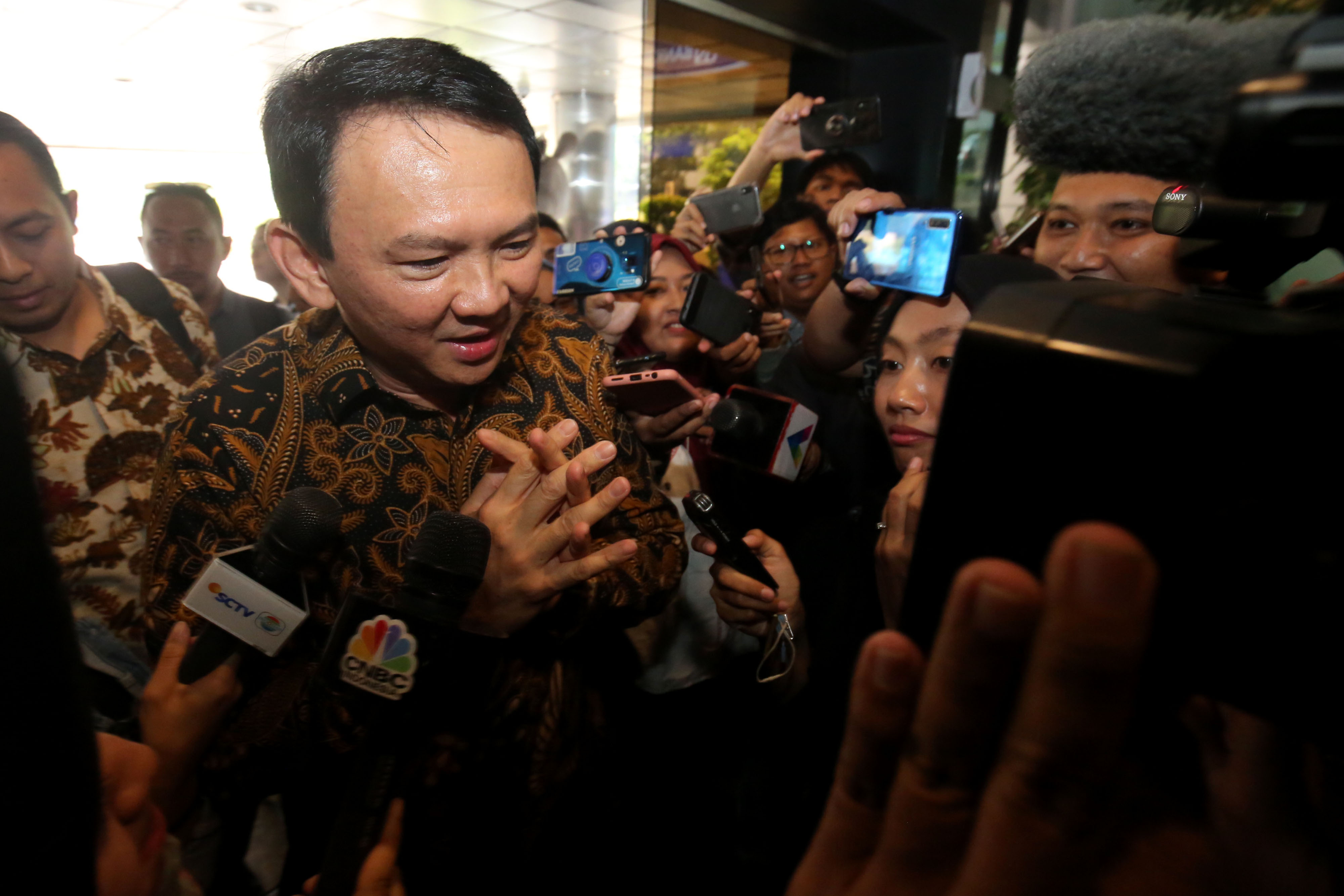 Basuki Tjahaja Purnama (Ahok) saat menjawab pertanyaan wartawan di Kementerian BUMN.
