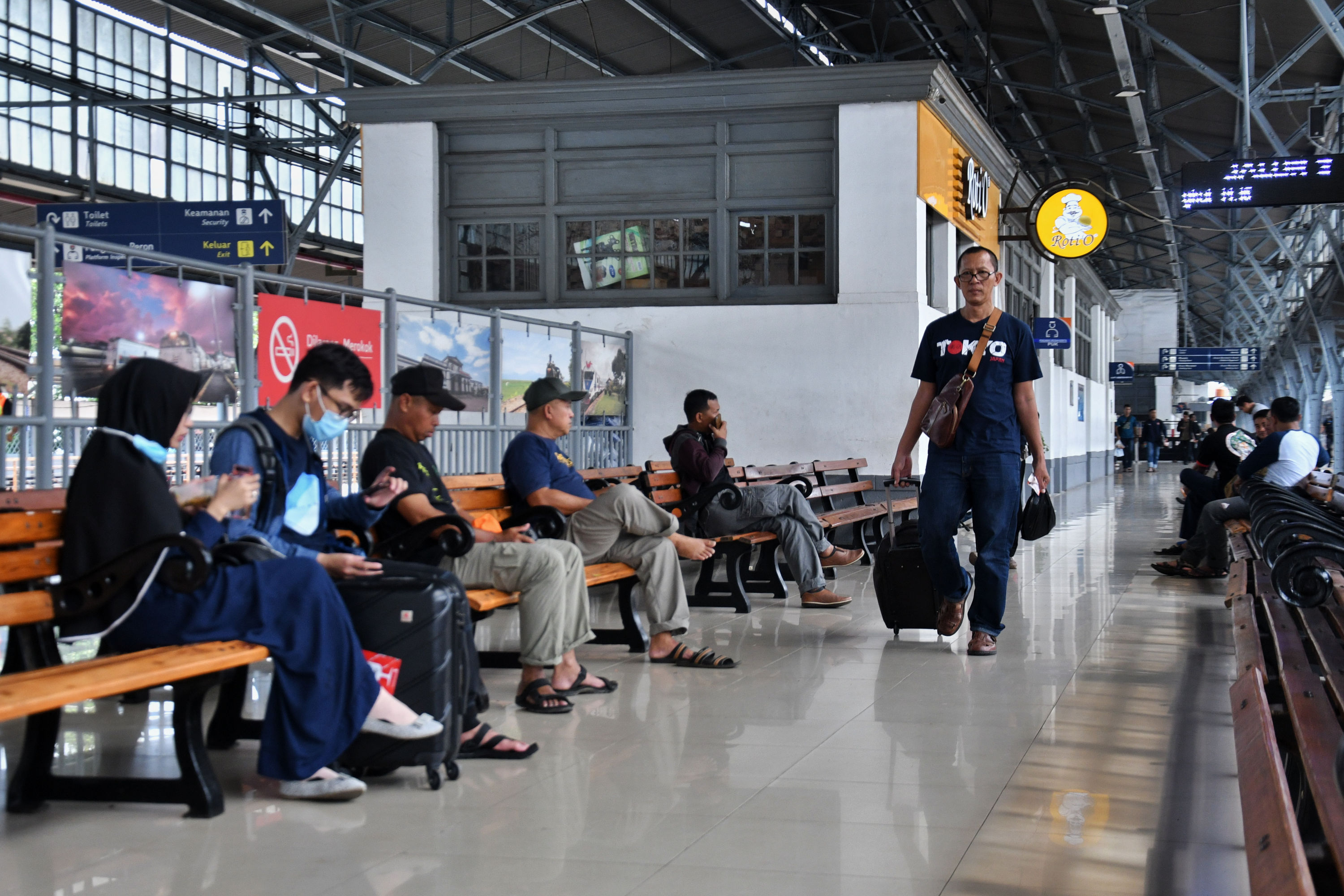 PT. Kereta Api Indonesia (KAI) telah menjual 835.000 tiket kereta api ke berbagai rute untuk perjalanan angkutan lebaran 2020.