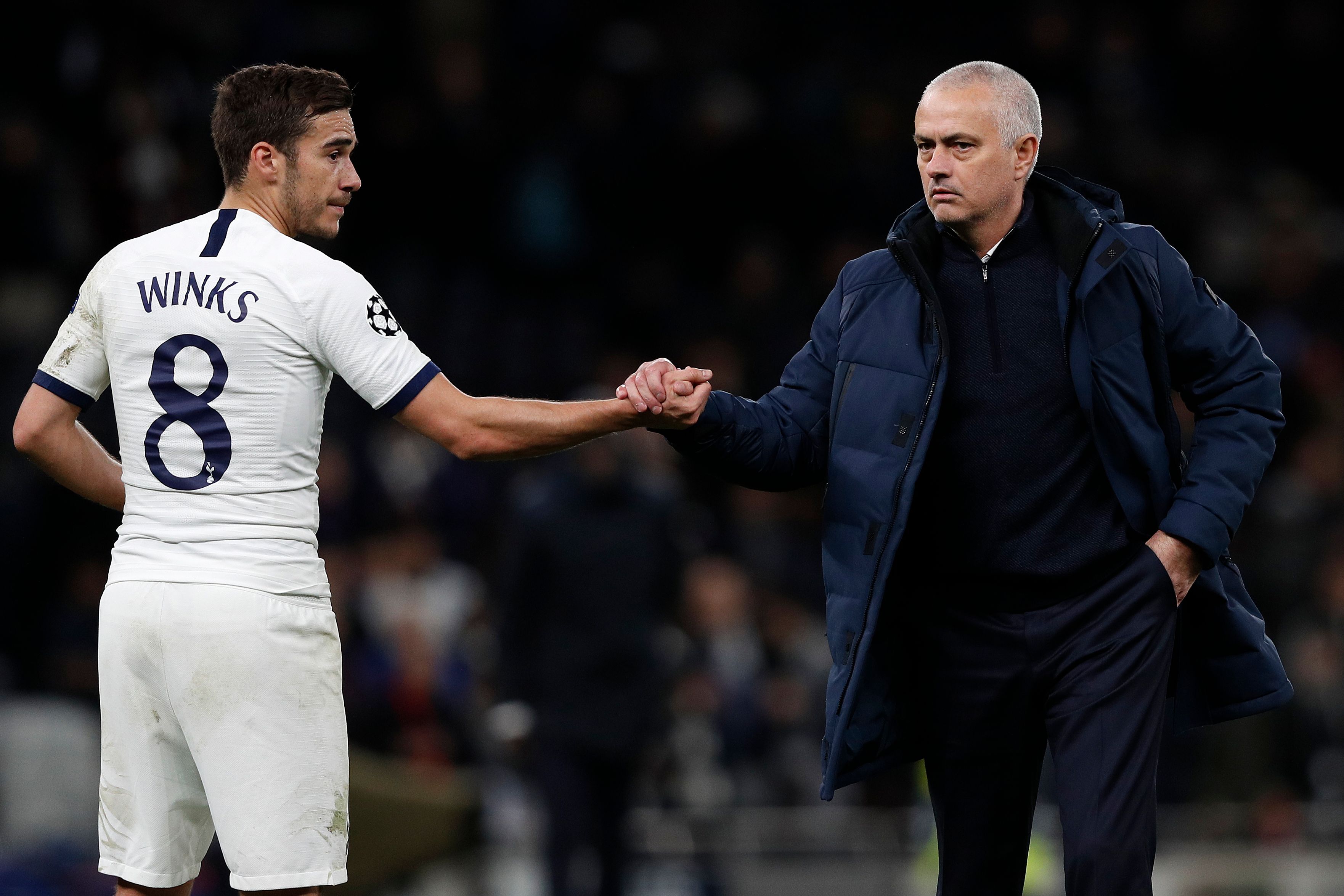 Gelandang Tottenham Hotspur Harry Winks (kiri) berjabat tangan dengan manajernya, Jose Mourinho (kanan).