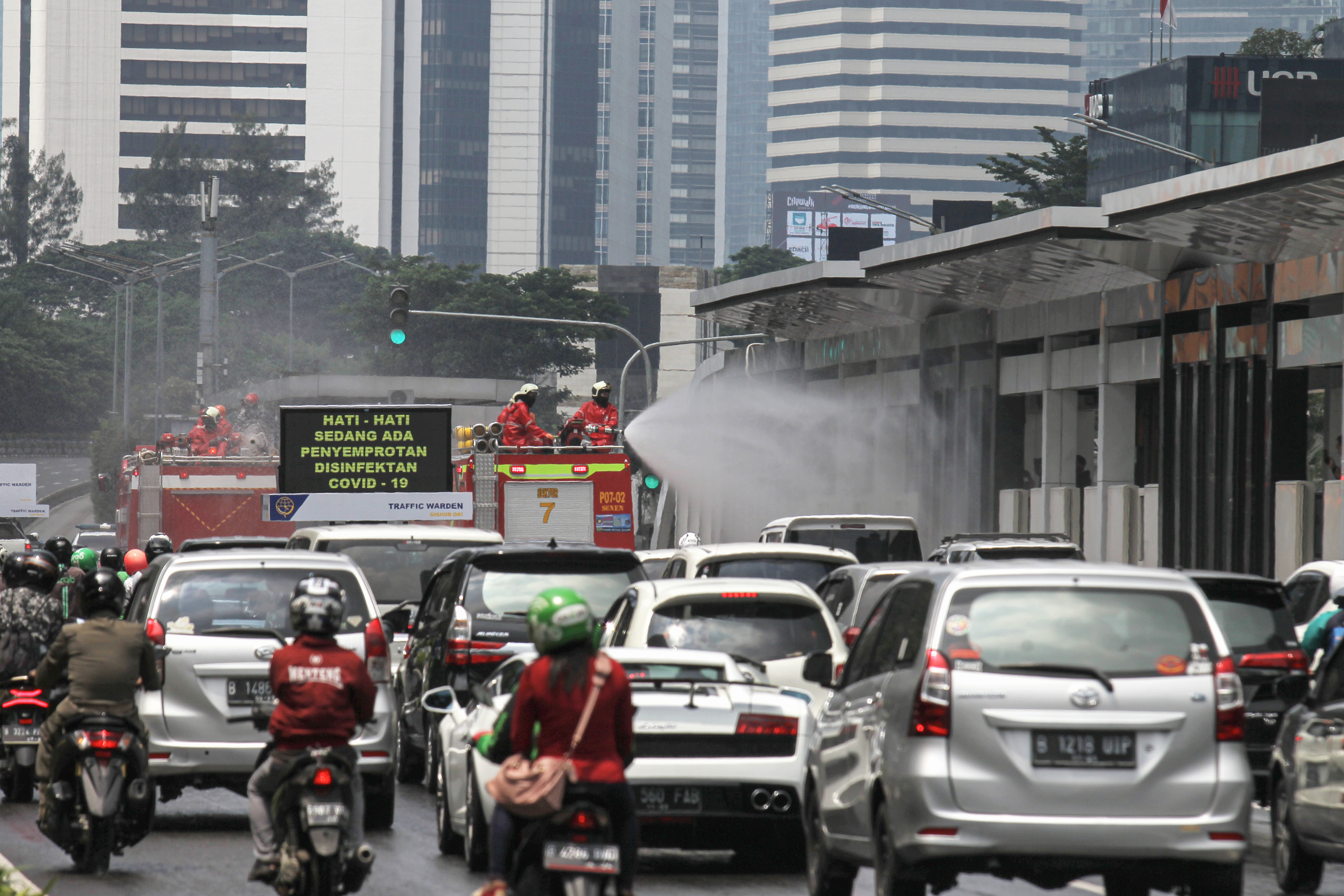 Mobil Damkar menyemprotkan cairan disinfektan di wilayah Jakarta, untuk mencegah penyebaran virus korona.
