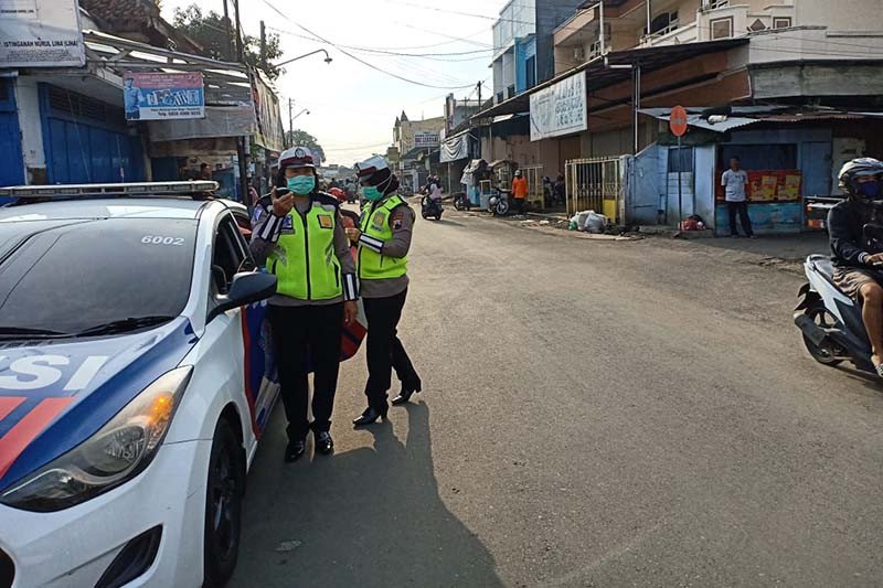 Petugas Satlantas Polresta menyosialisasikan kebijakan pembatasan jarak interaksi sosial (social distancing).