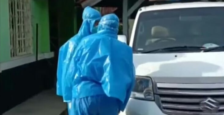 Petugas medis di kota Tasikmalaya memakai jas hujan untuk melindungi diiri