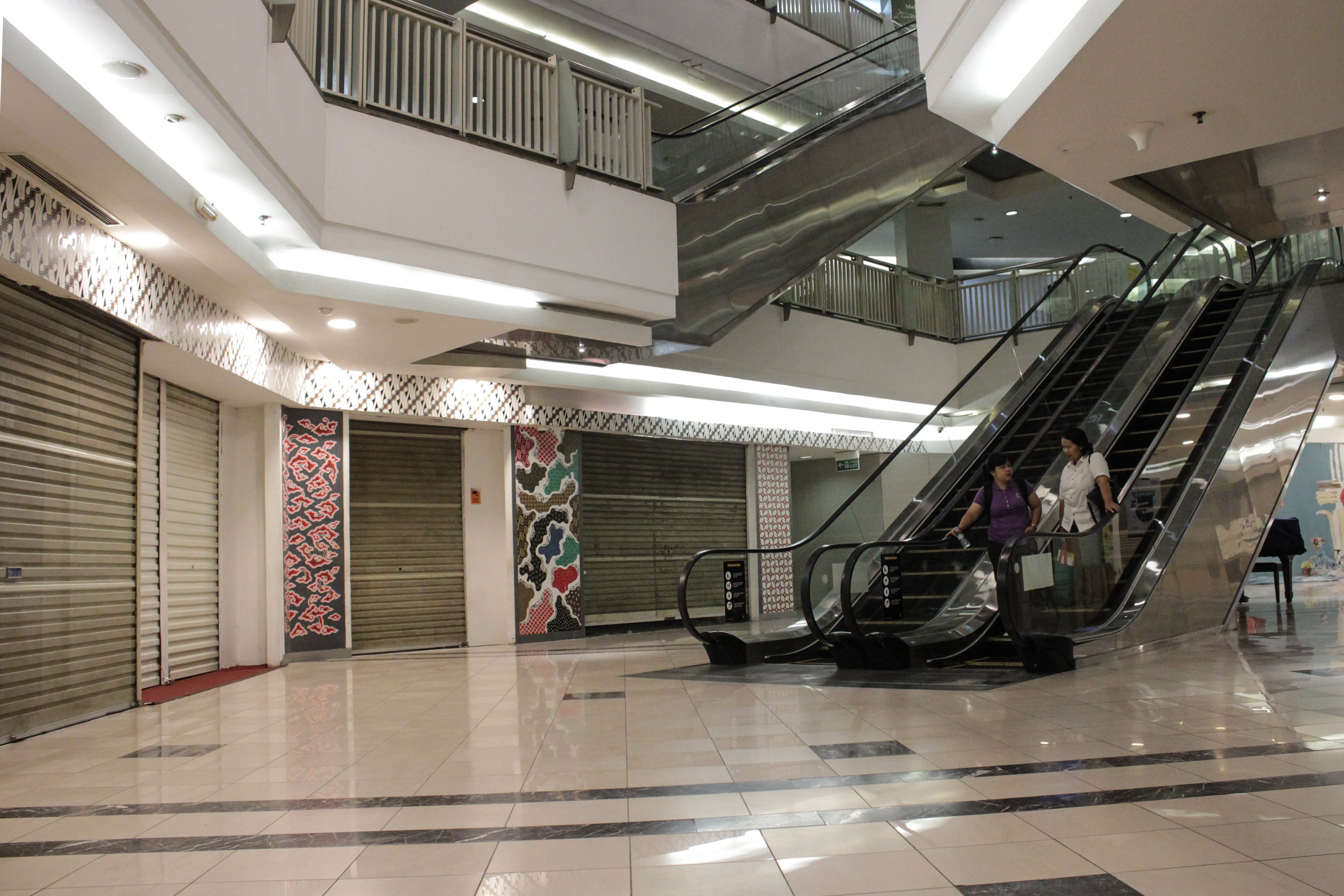 Suasana pertokoan di salah satu pusat perbelanjaan di kawasan Semanggi, Jakarta,beberapa waktu lalu. 