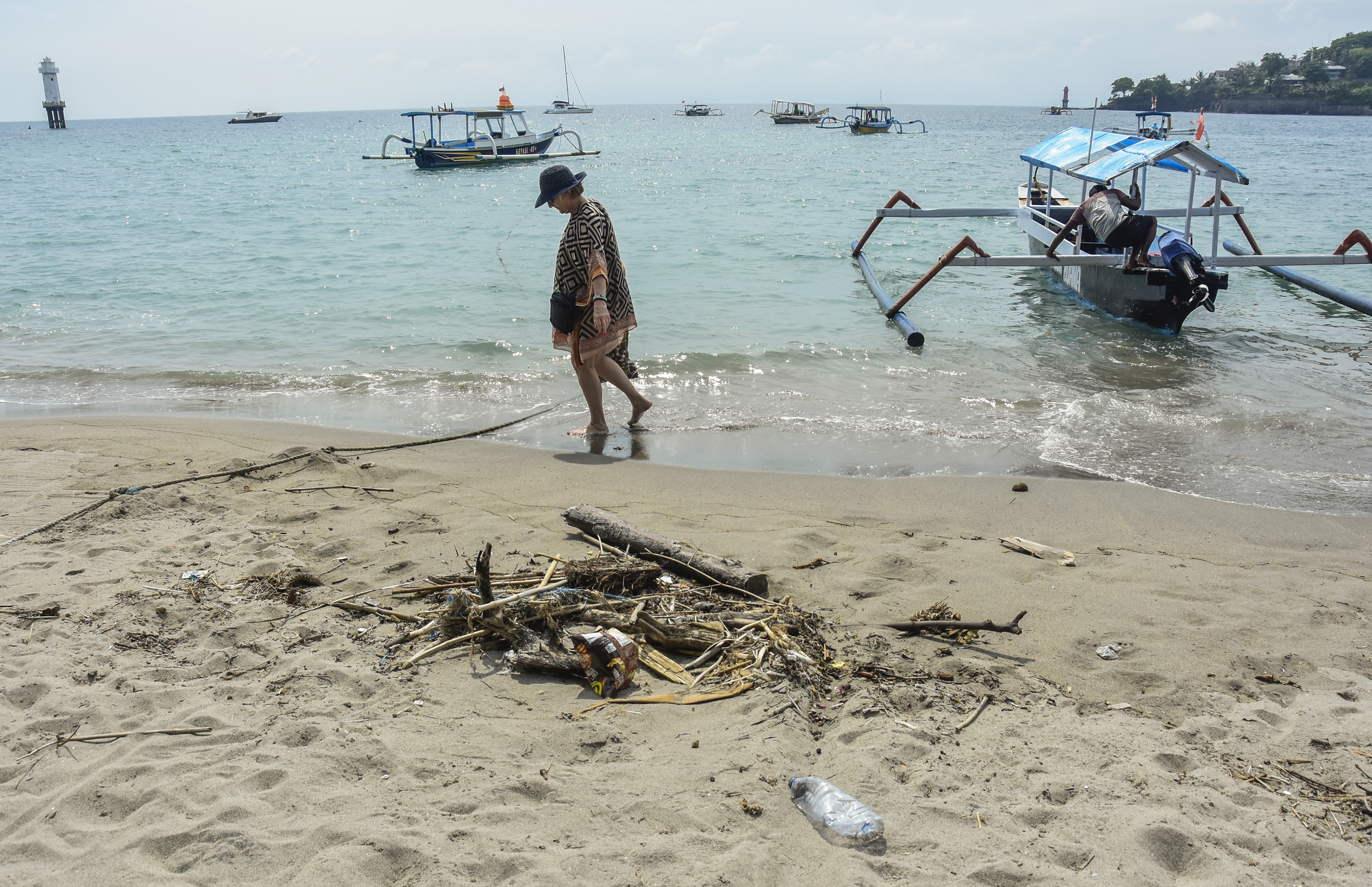 Wisatawan mancanegara berjalan di pinggir Pantai Senggigi, Kecamatan Batulayar, Lombok Barat, NTB, Selasa (3/3/2020)