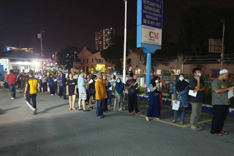 Antrean di Kantor Polisi Kajang, Selasa (17/3) malam