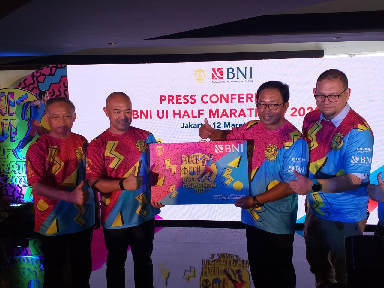 Panitia  BNI -UI Half Marathon 2020  menyempatkan foto bersama seusai konferensi pers.