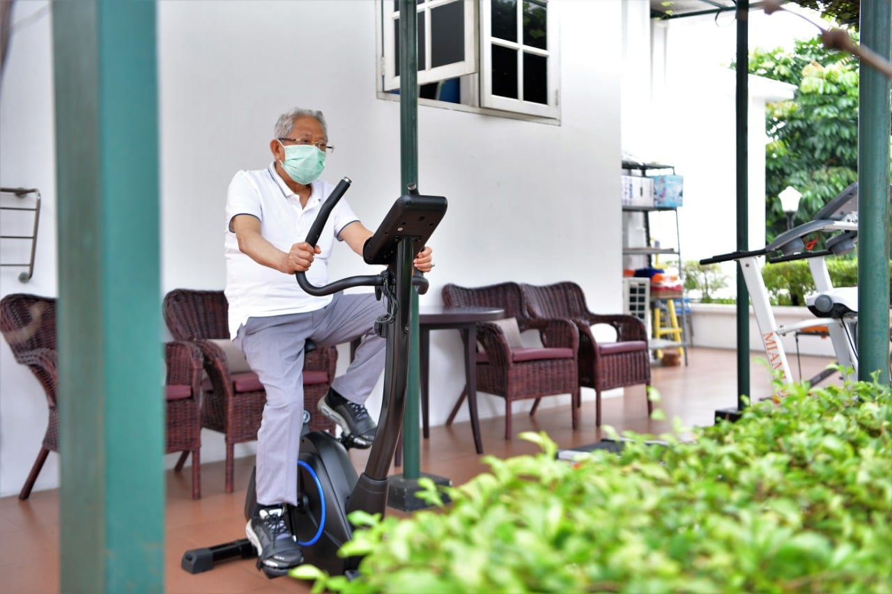 Wapres KH Mar'uf Amin mengayuh sepeda statis untuk meningkatkan imunitas tubuh dan menangkal Covid-19, di kediaman Wapres, Kamis (26/3).
