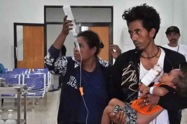 Balita pasien demam berdarah (DBD) berusia tiga tahun digendong oleh orang tuanya dirawat di ruang tambahan pasien DBD RSUD TC Hillers Maum