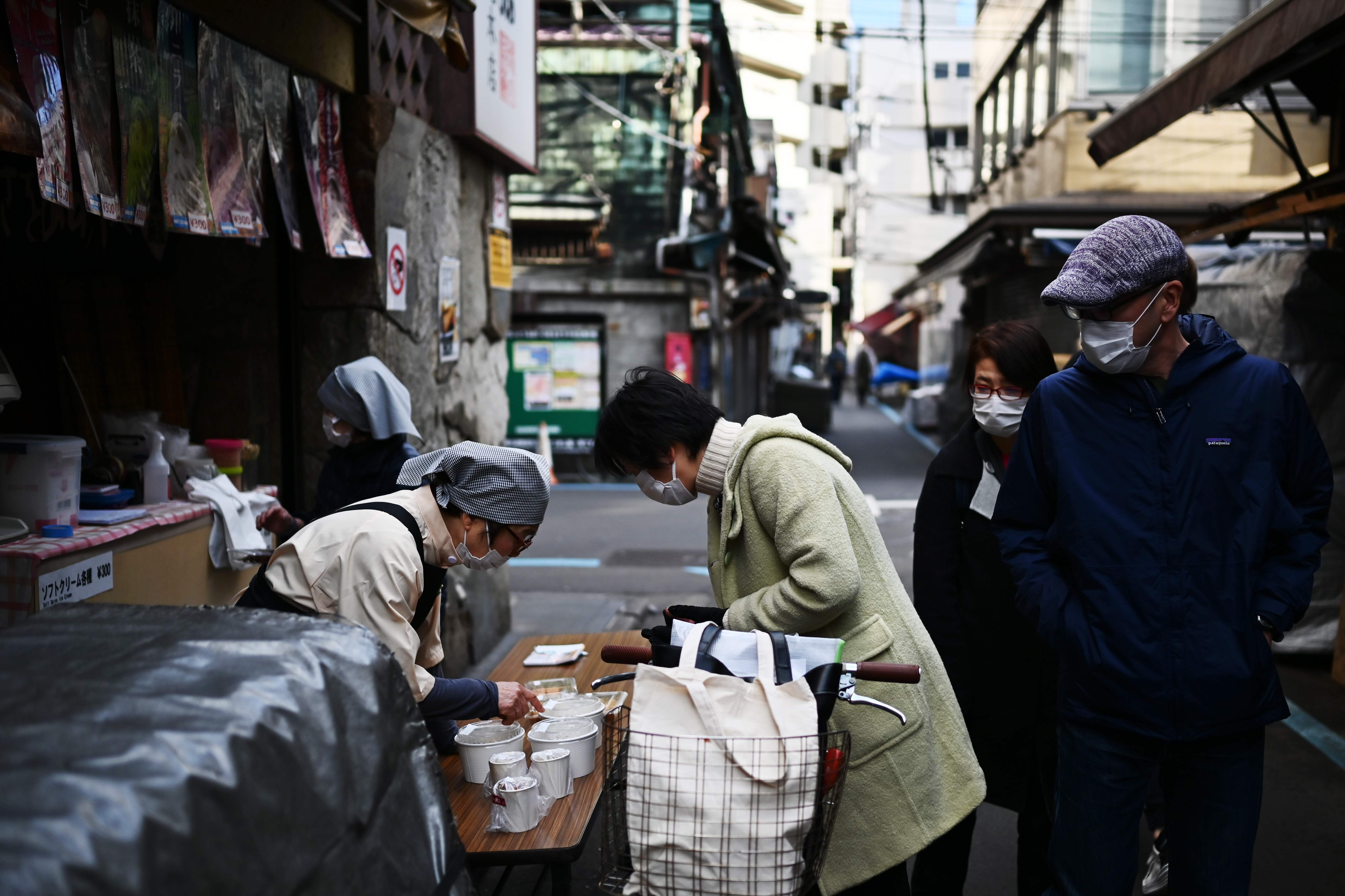 Seorang sedang membeli makanan pada Februari lalu di pasar ikan Tsukiji