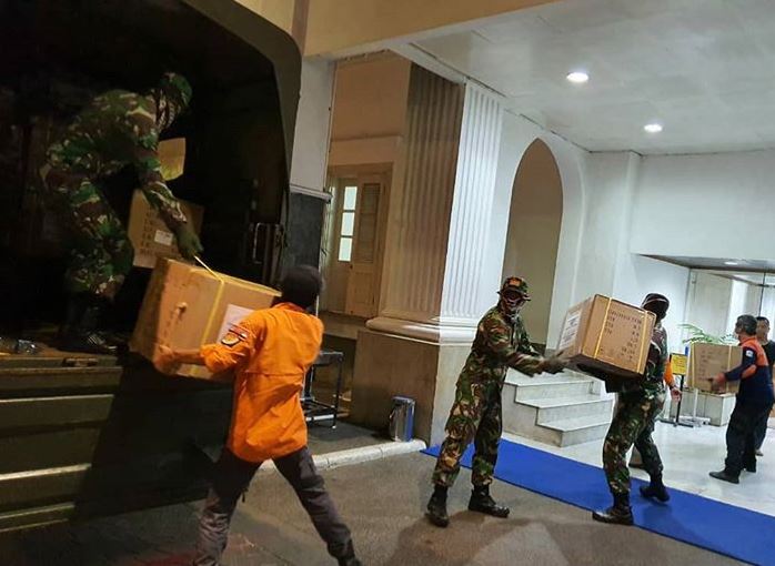 Alat rapid test yang merupakan bantuan dari Yayasan Budha Tzu Chi tiba di Balai Kota DKI Jakarta.