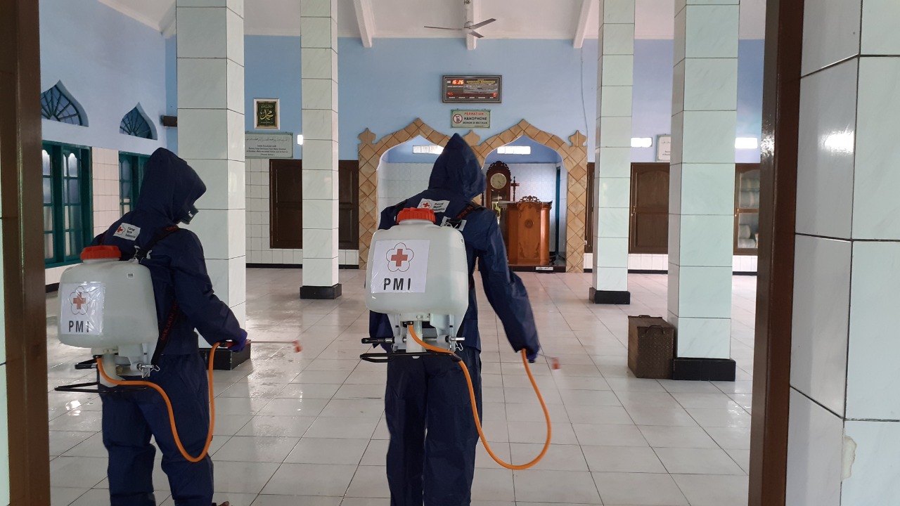 Petugas PMI  Cilacap menyemprotkan disinfektan di ruangan masjid, Selasa (17/3/2020).