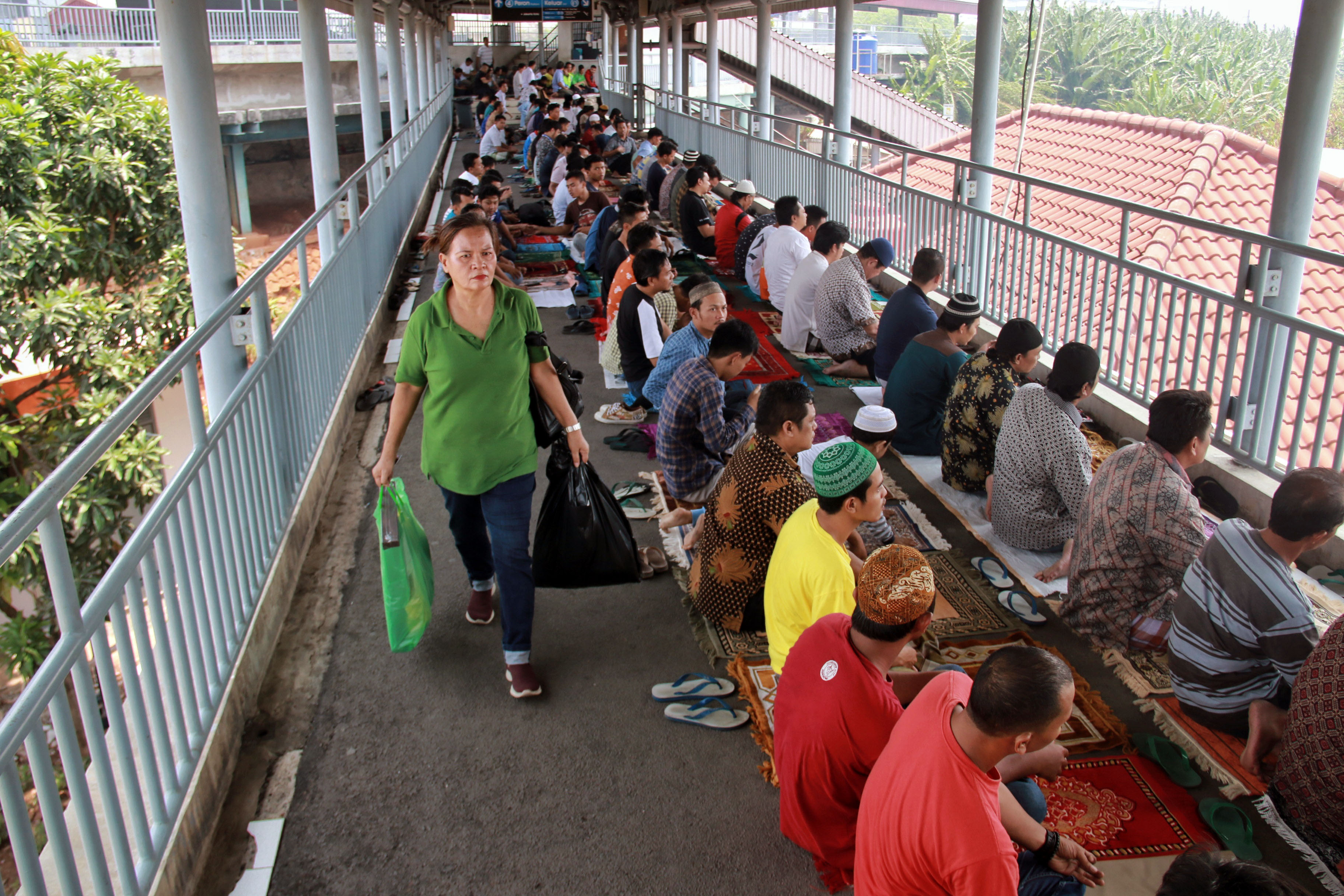 Salat Jumat digelar di sebuah jembatan Stasiun Kereta Api Kampung Bandan, Jakarta Utara, Jumat (11/10/2019).