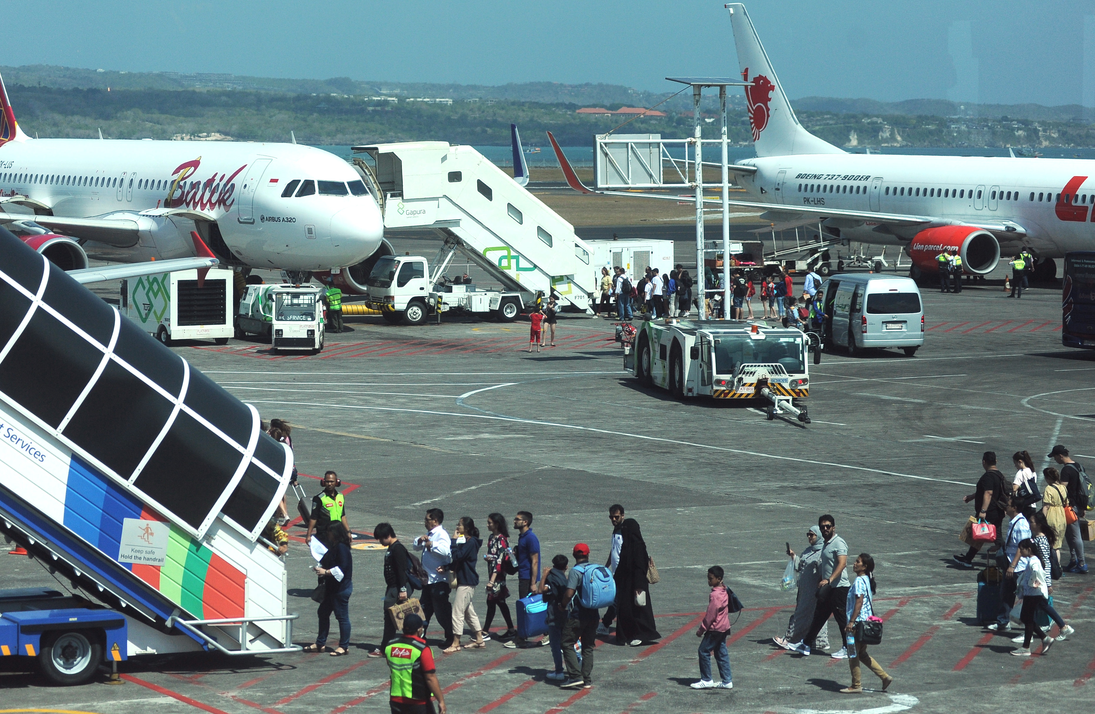 Sejumlah menumpang antre naik pesawat di Bandara Internasional I Gusti Ngurah Rai, Bali, beberapa waktu lalu.