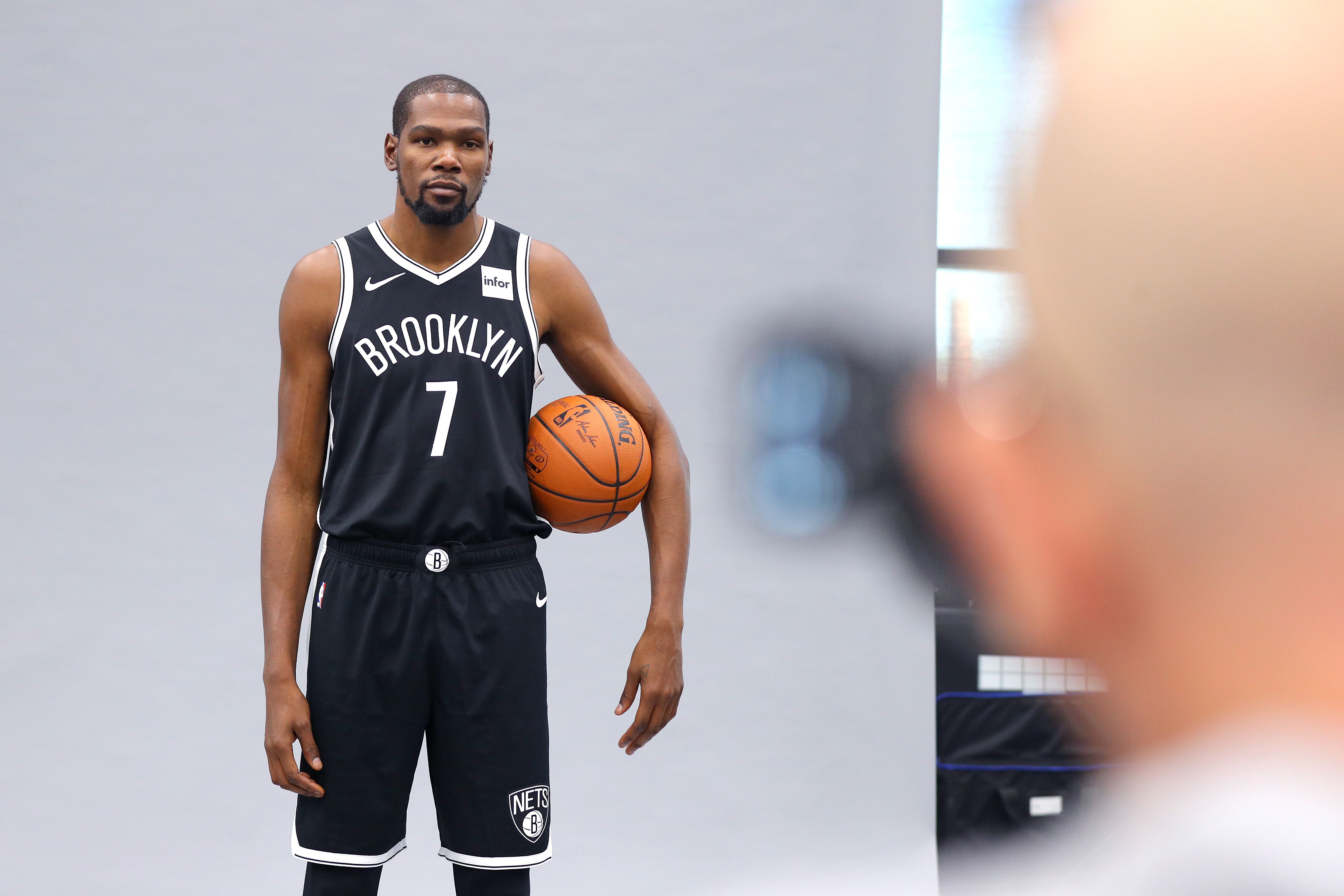 KEVIN Durant dilaporkan menjadi salah satu dari empat pemain Brooklyn Nets yang hasil tes menujukkan positif terinfeksi virus Covid-19.
