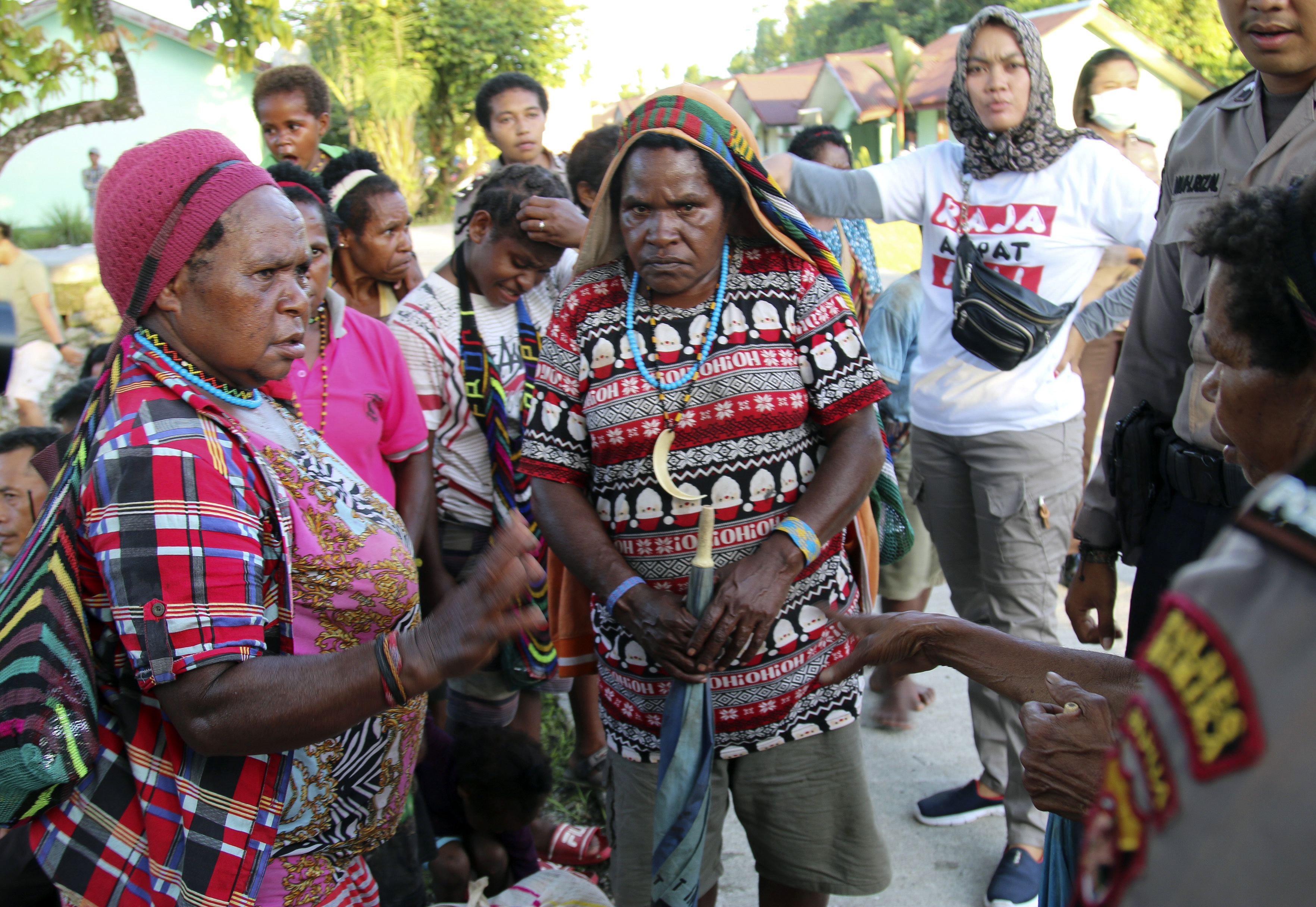 Sejumlah warga saat evakuasi di perkampungan Distrik Tembagapura, Kabupaten Mimika, Papua, Jumat (6/3/2020).