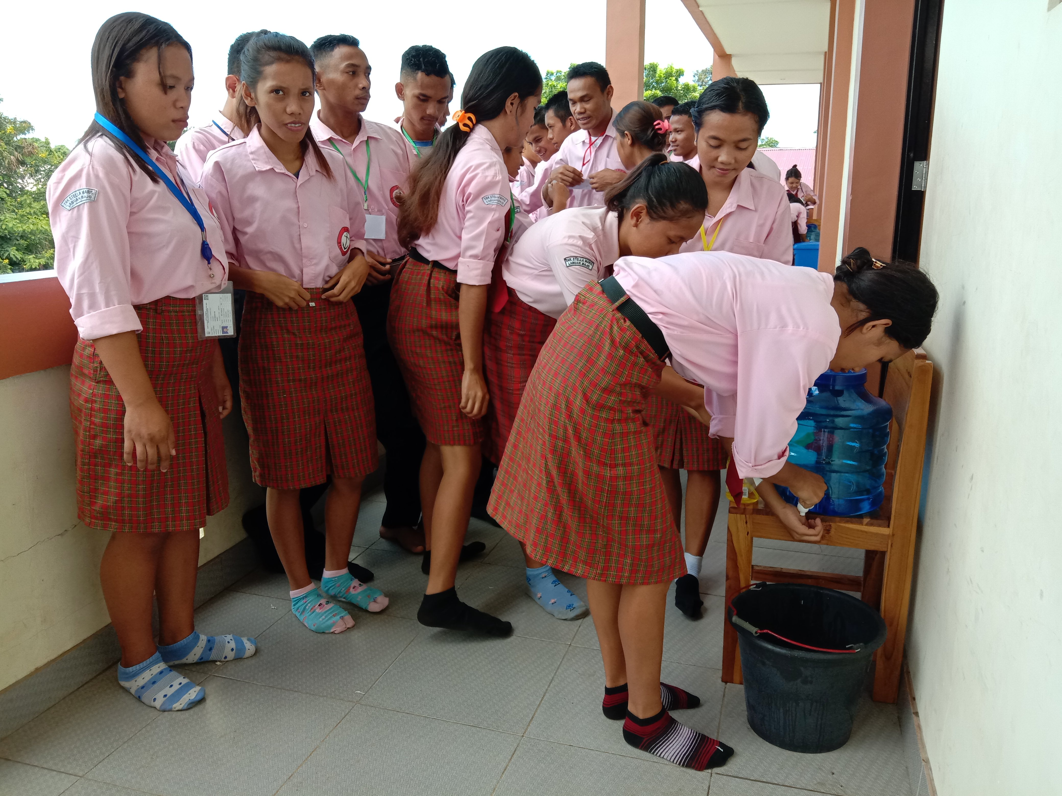 Siswa SMK di Labuan Bajo, NTT, melakukan cuci tangan sebelum melaksanakan UNBK, Senin (16/3).