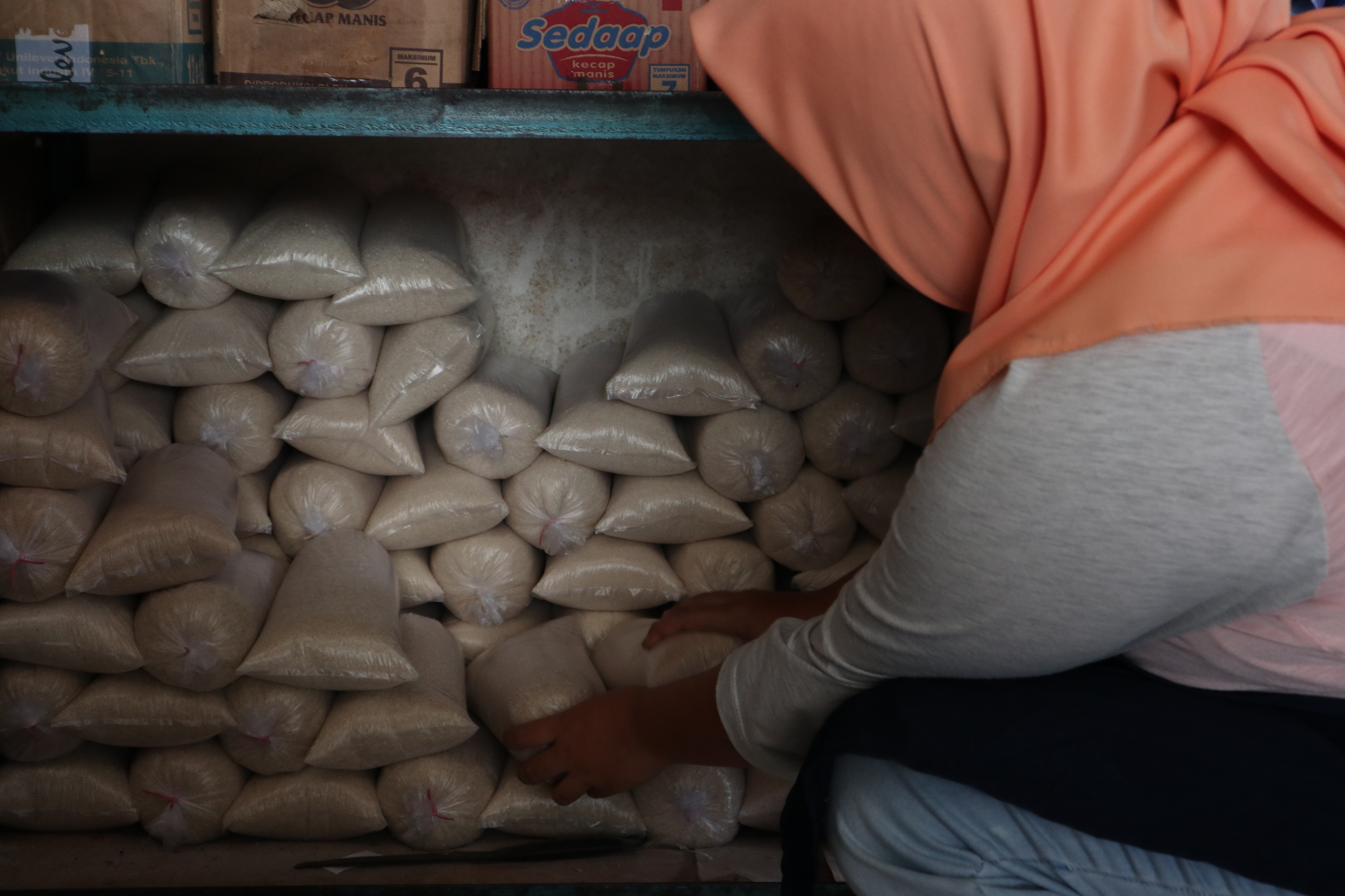 Pedagang di Rolikuran Pasar Kliwon Temanggung sedang merapikan pasokan gula pasir. 