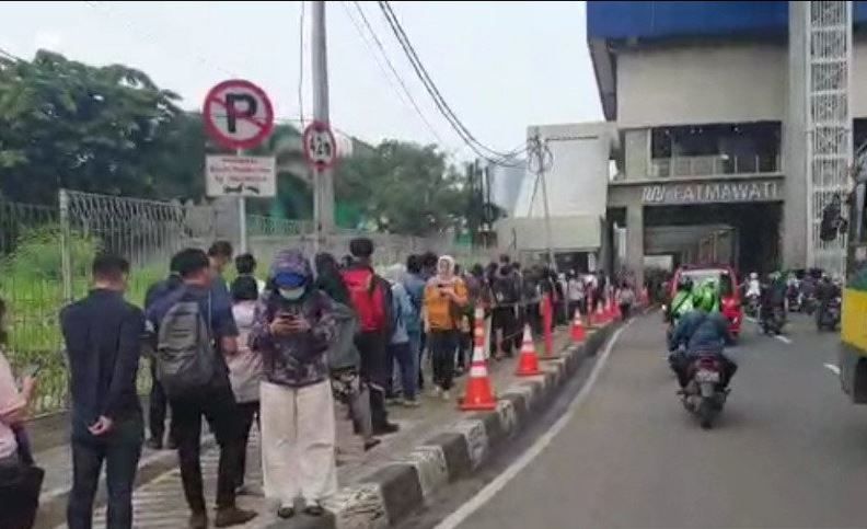 Masyarakat mengangri di stasiun MRT