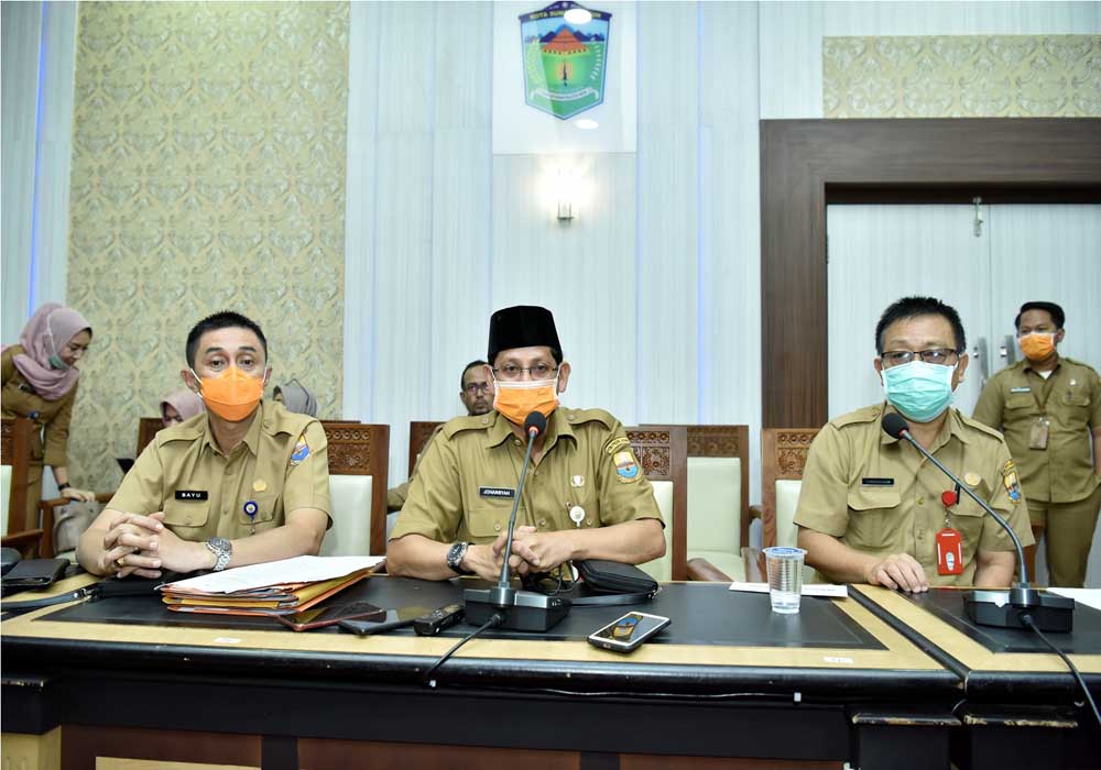 Juru Bicara Tim Satgas Penanganan Virus Korona Jambi Johansyah (tengah)