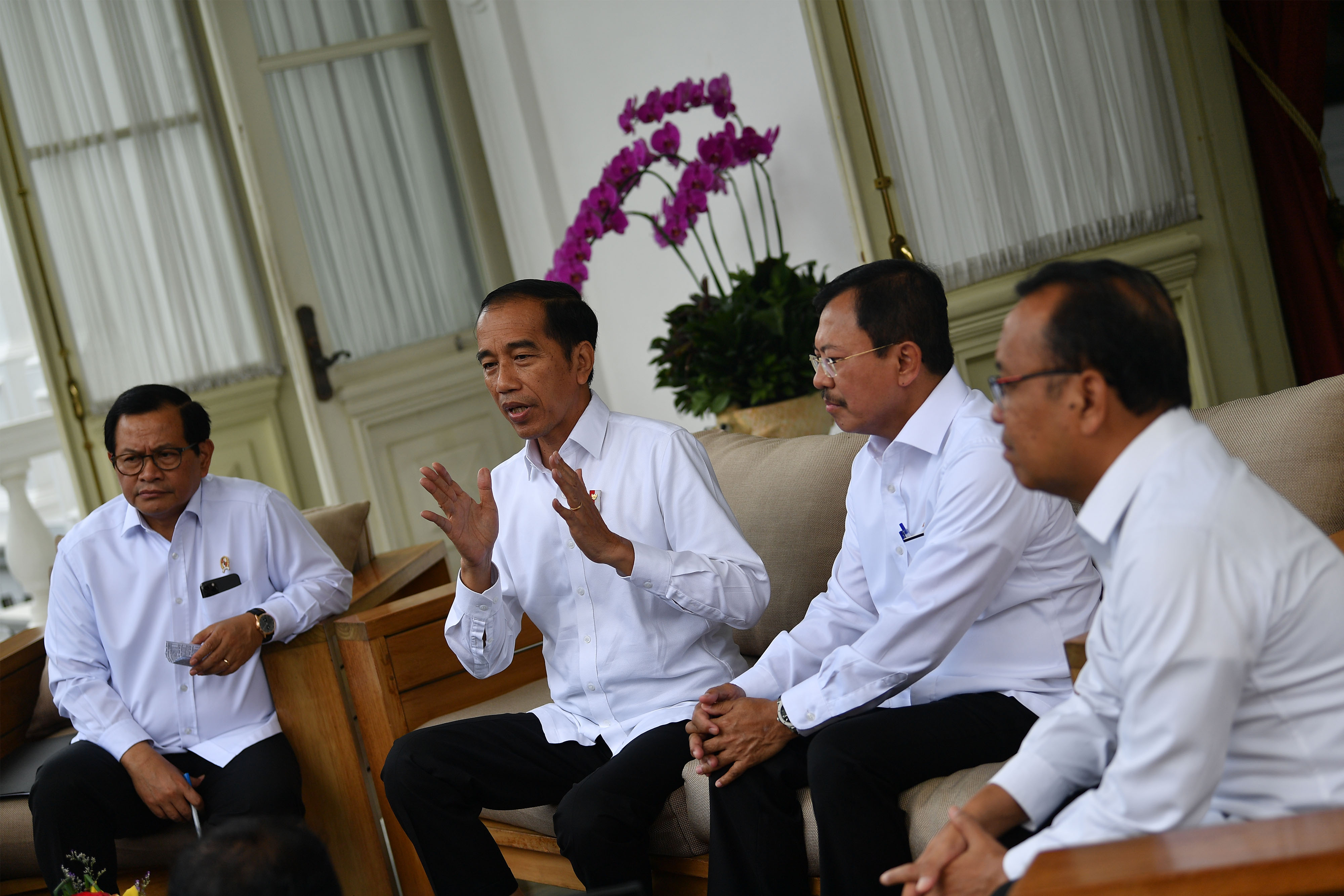 Presiden Joko Widodo didampingi sejumlah menteri
