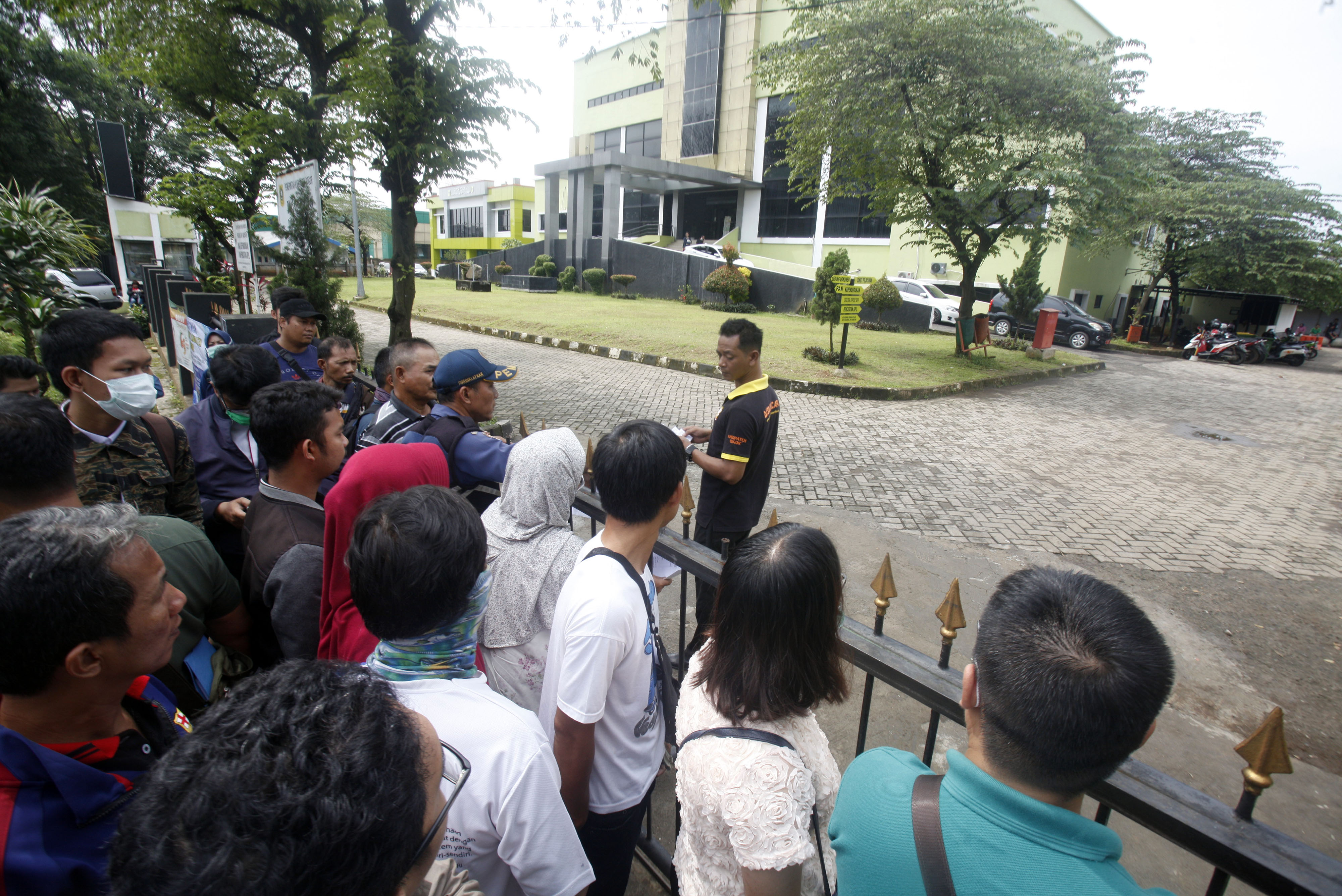Sejumlah warga berkerumun di depan Kantor Pelayanan Publik Disdukcapil Kabupaten Bogor yang tutup sementara di Cibinong, Bogor, Jawa Barat.
