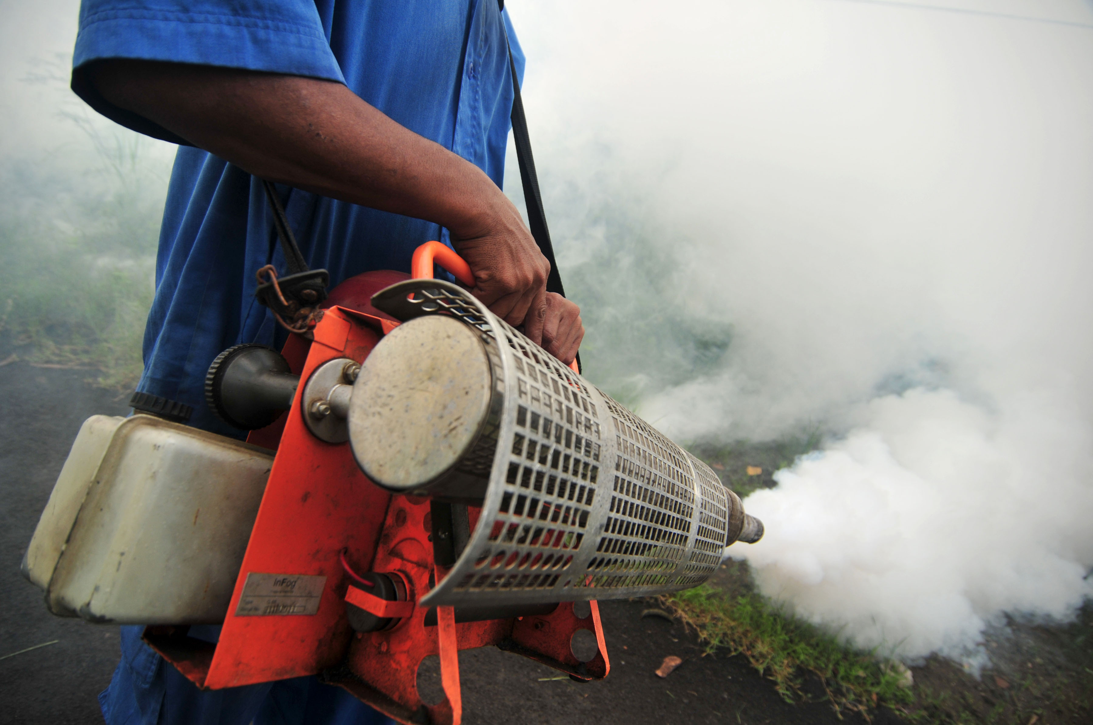 Fogging dalam rangka mencegah penyakit DBD. 