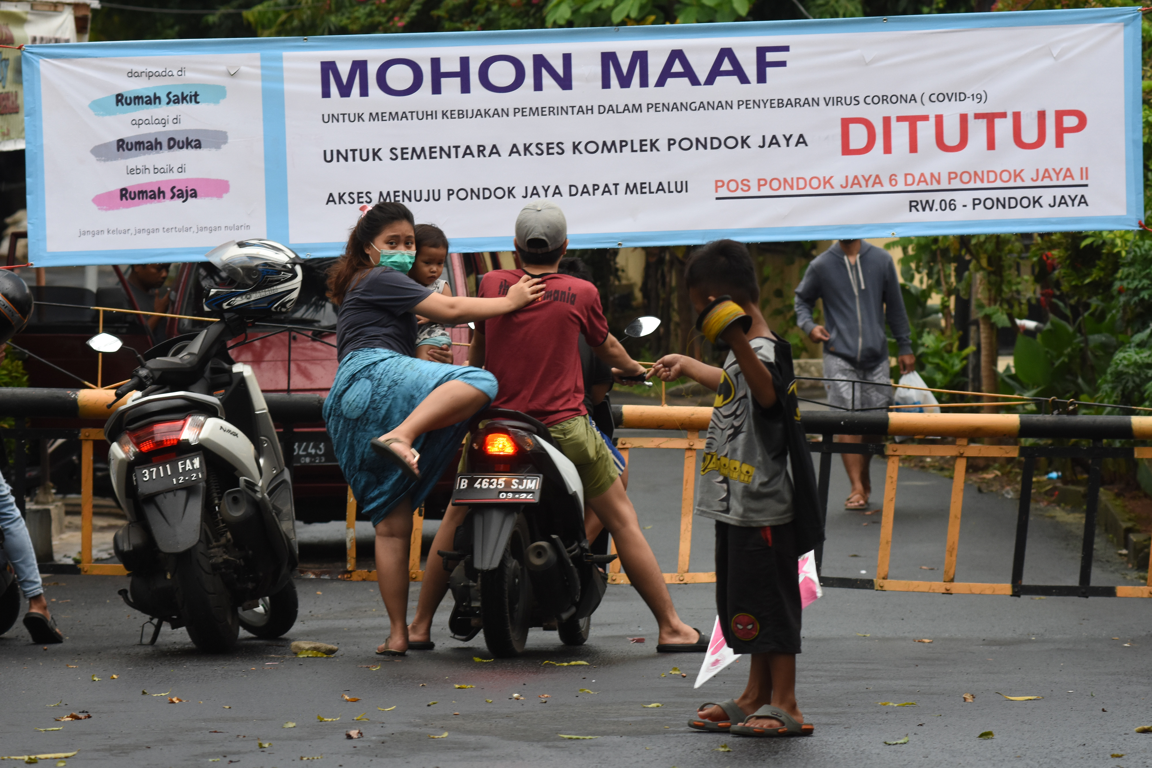 Sejumlah kawasan di Jakarta telah menutup akses masuk ke wilayahnya untuk mencegah penyebaran COVID-19