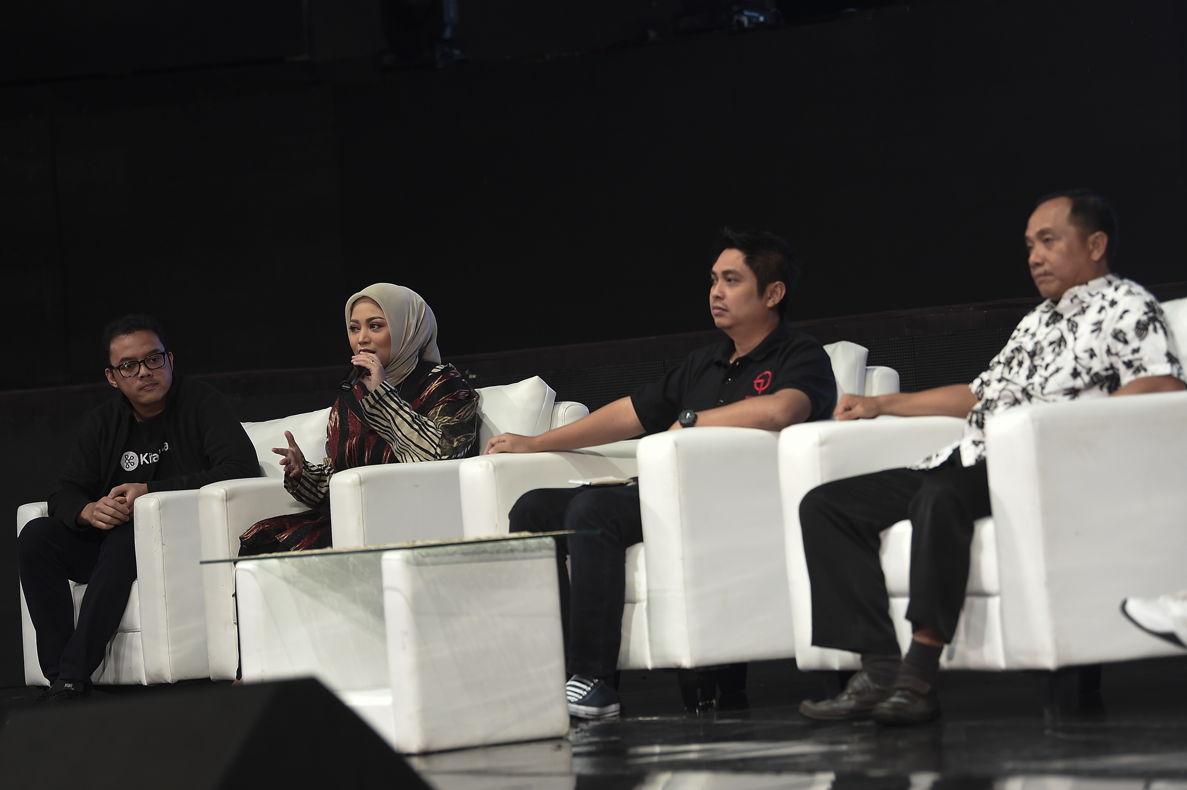 CEO kitabisa.com Alfatih Timur (kiri) dan Pegiat Media Sosial Rachel Vennya