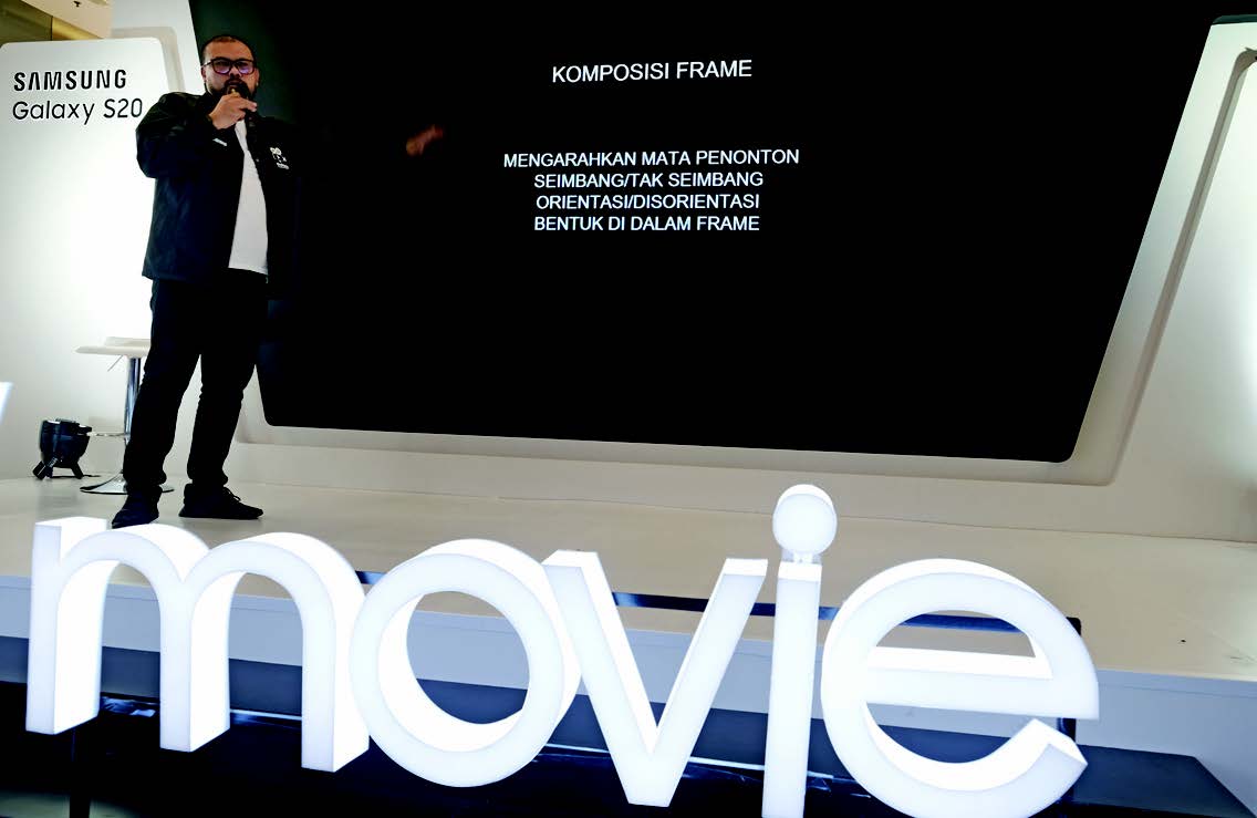 Joko Anwar memberi materi mengenai visual storytelling di Galaxy Movie Studio.