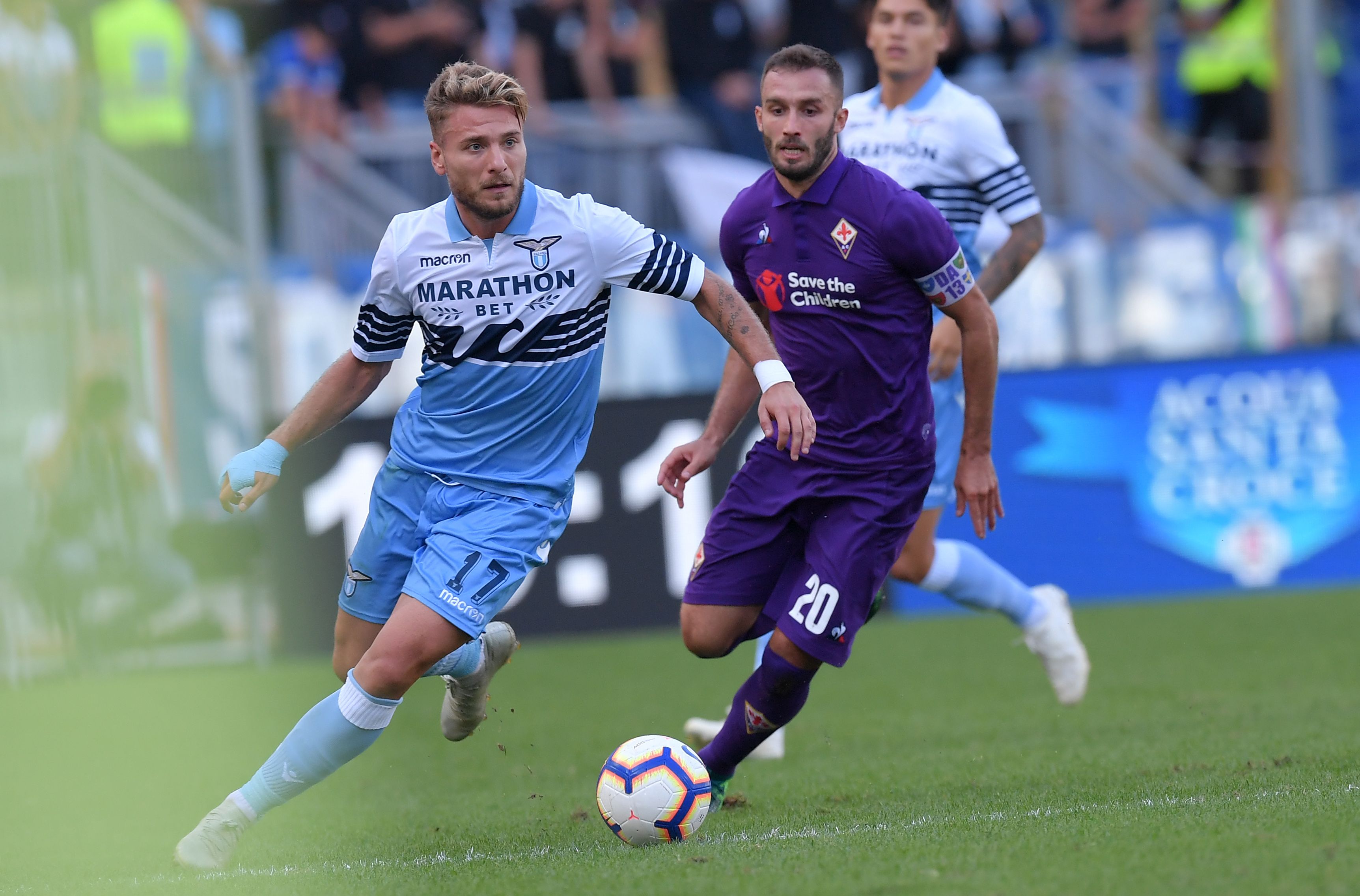 Bek Fiorentina German Pezzella (kanan) berduel dengan penyerang Lazio Ciro Immobile